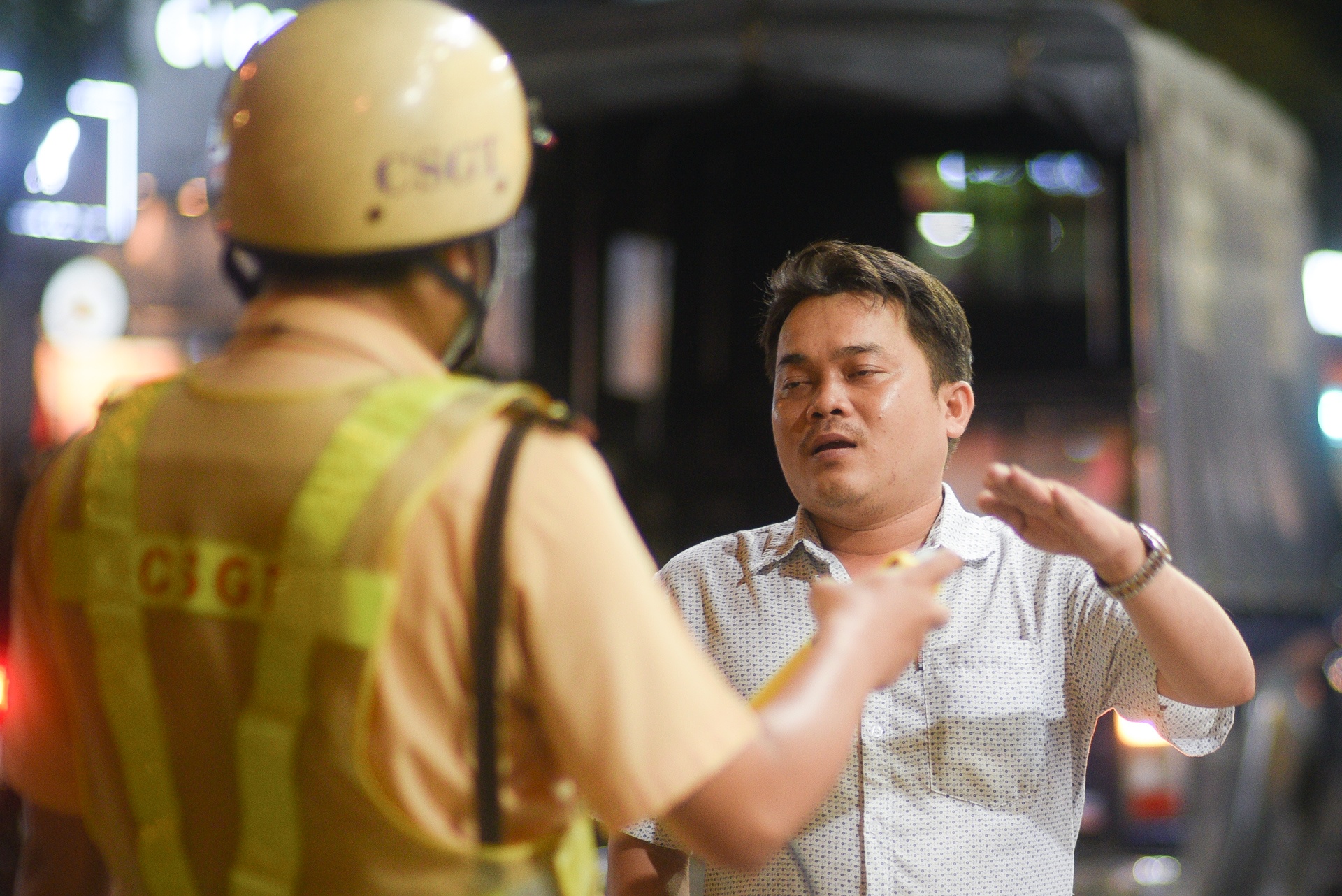 Nu CSGT xu phat nong do con anh 4