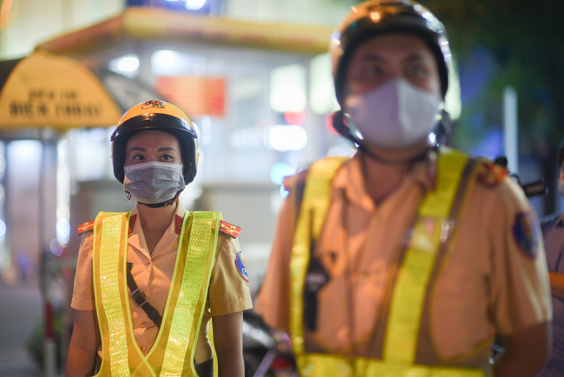 Nu CSGT xu phat nong do con anh 2