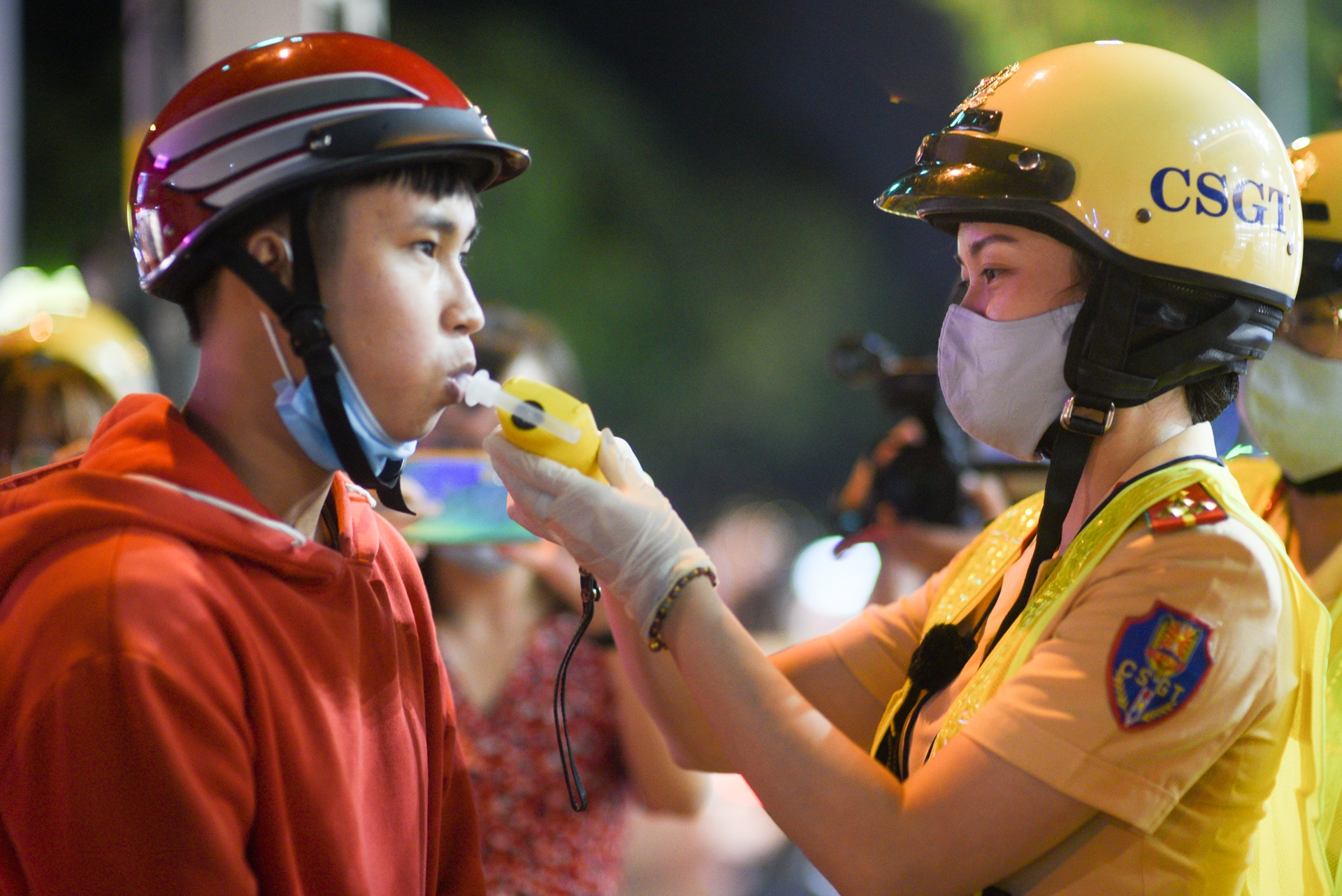 Nu CSGT xu phat nong do con anh 8