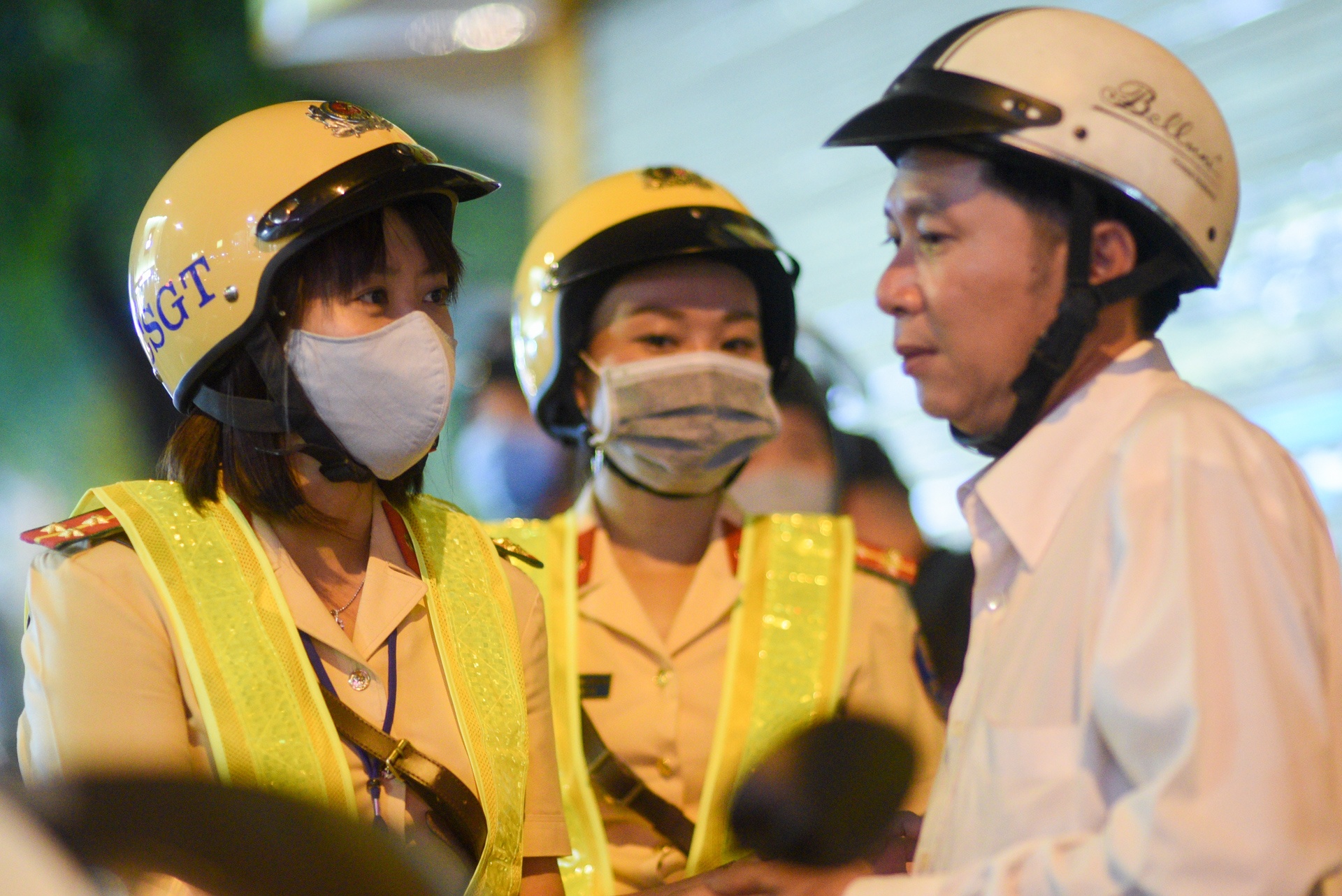 Nu CSGT xu phat nong do con anh 7