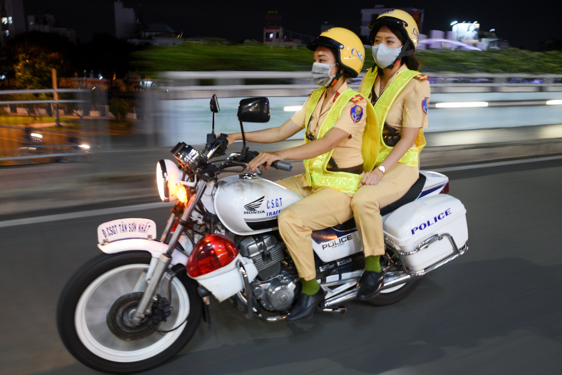 Nu CSGT xu phat nong do con anh 5