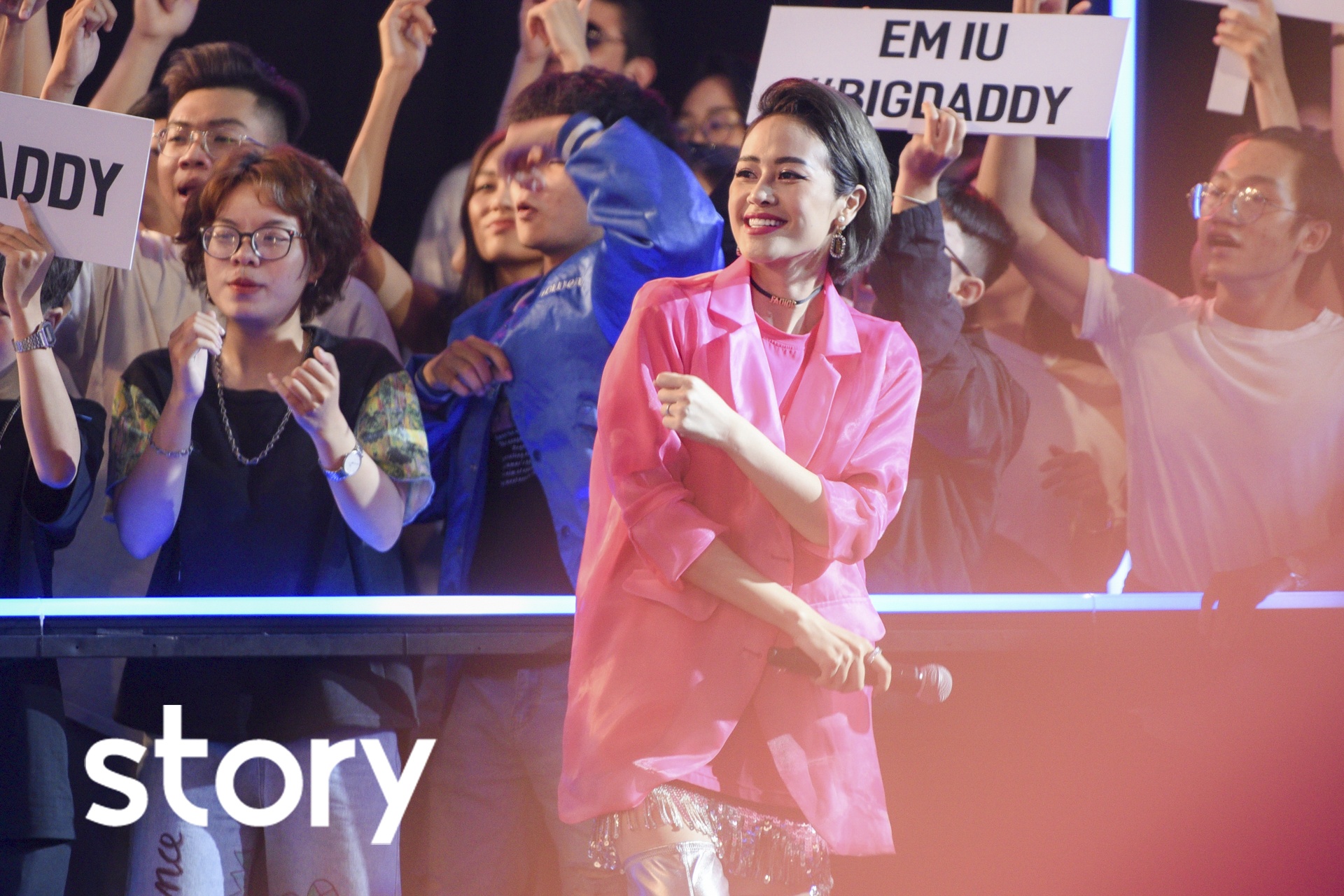 MC Phi Linh va cau chuyen lo chuyen bay dem khong ve duoc voi con hinh anh