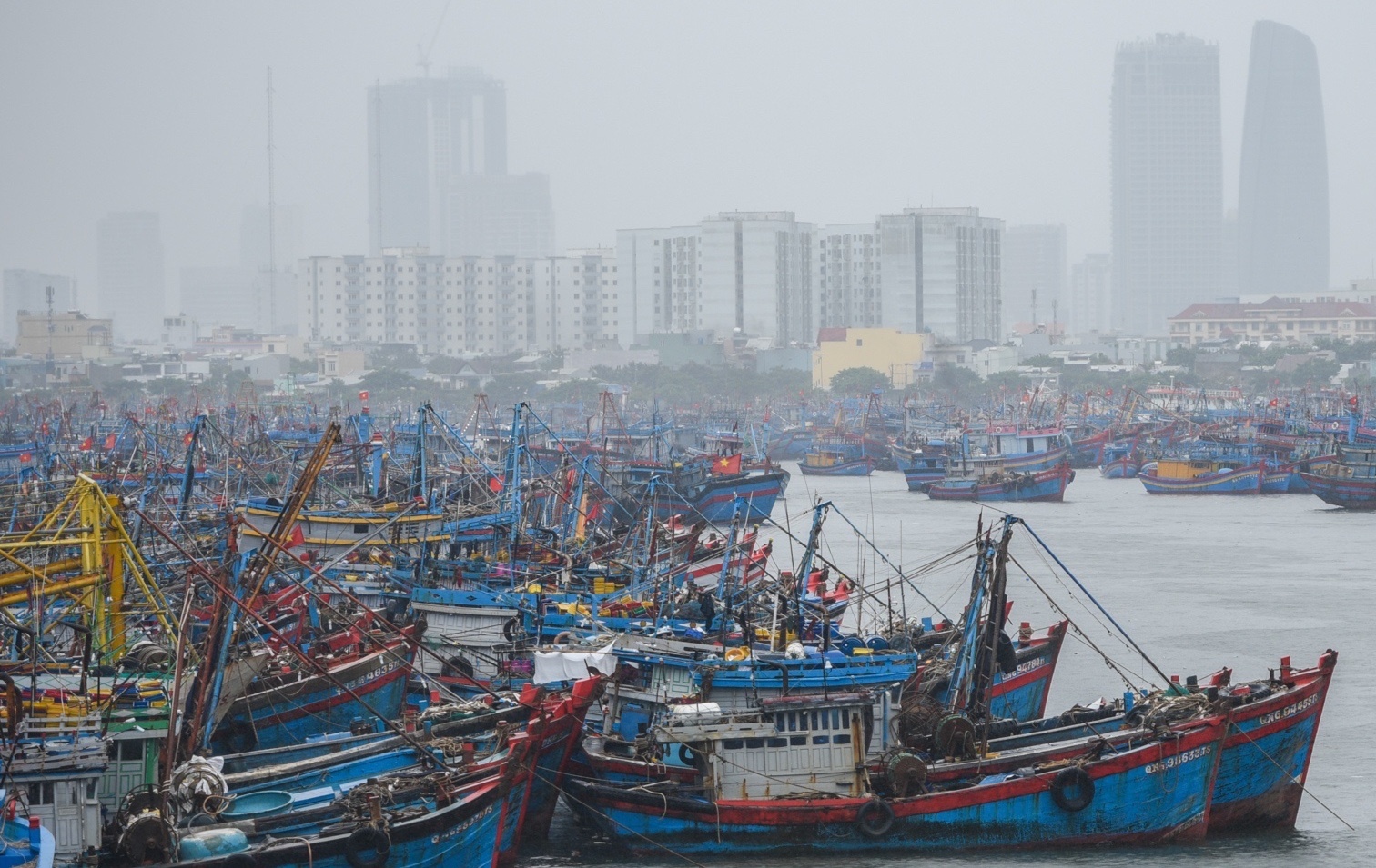 Tau thuyen gap rut quay ve bo tranh bao hinh anh