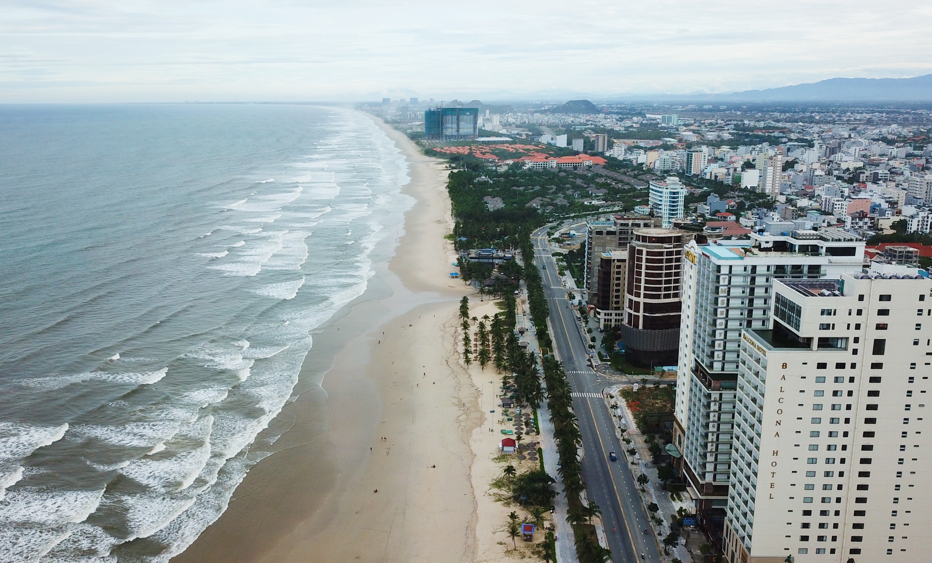 Bien Da Nang sau bao anh 9