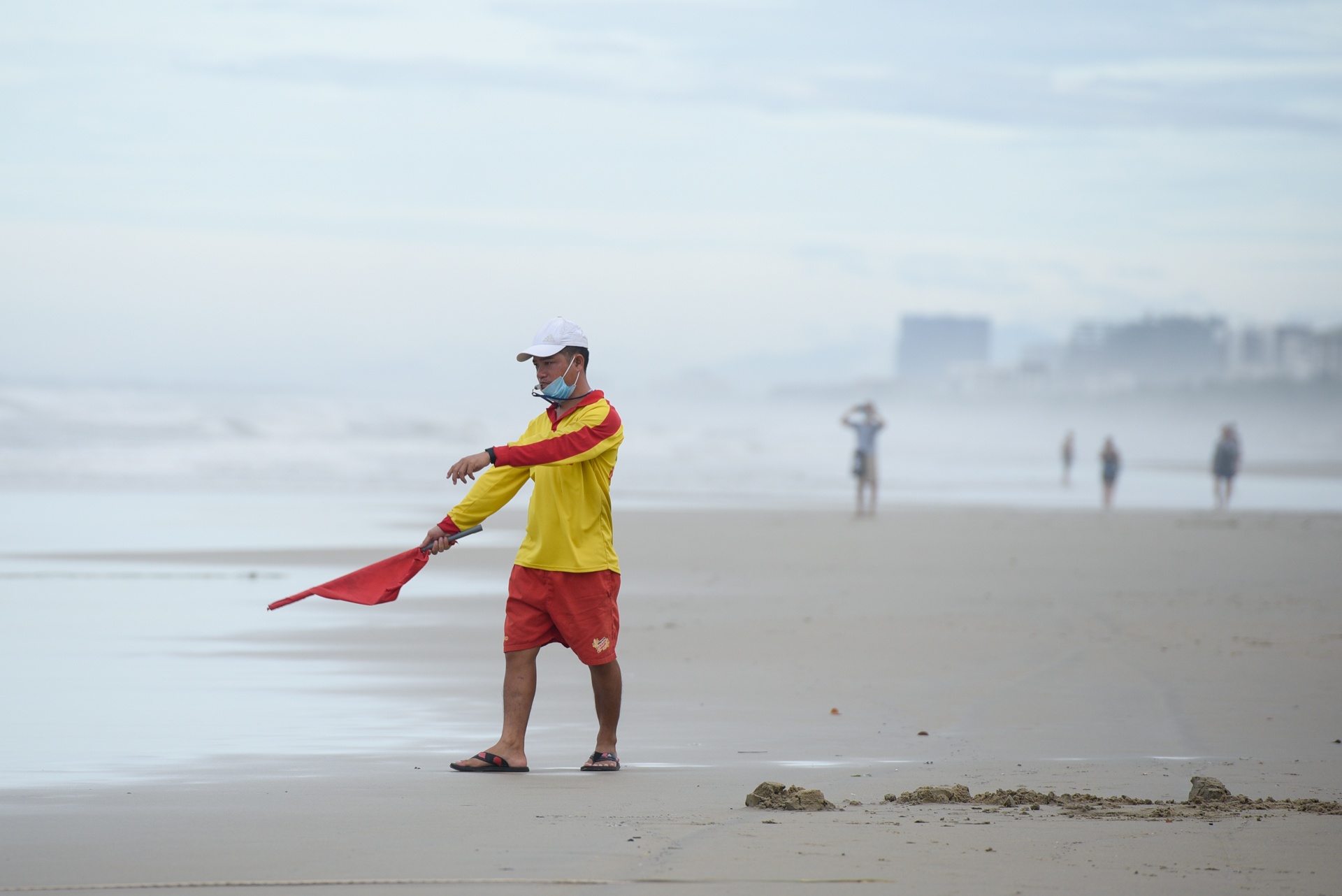 Bien Da Nang sau bao anh 3