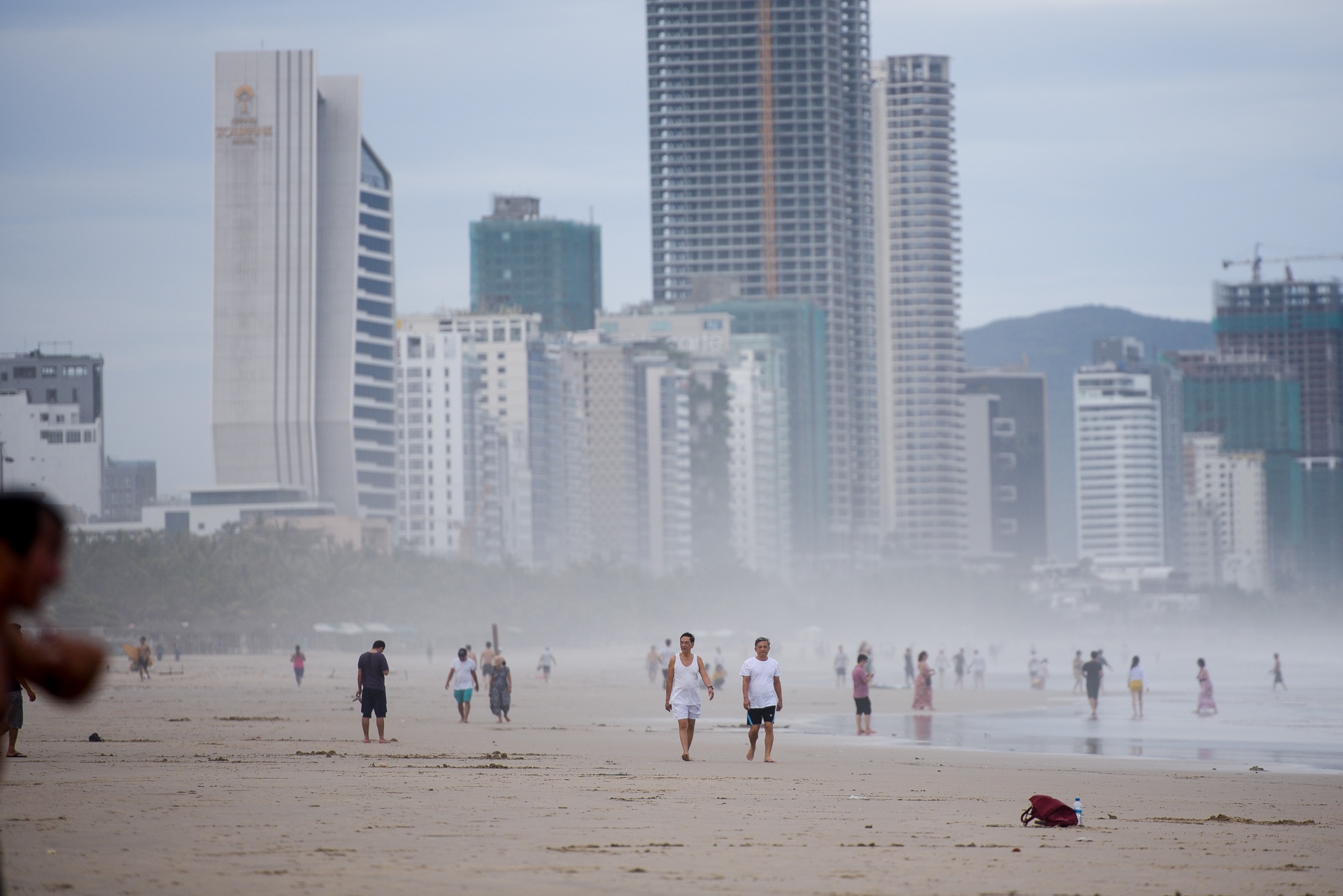 Bien Da Nang sau bao anh 1