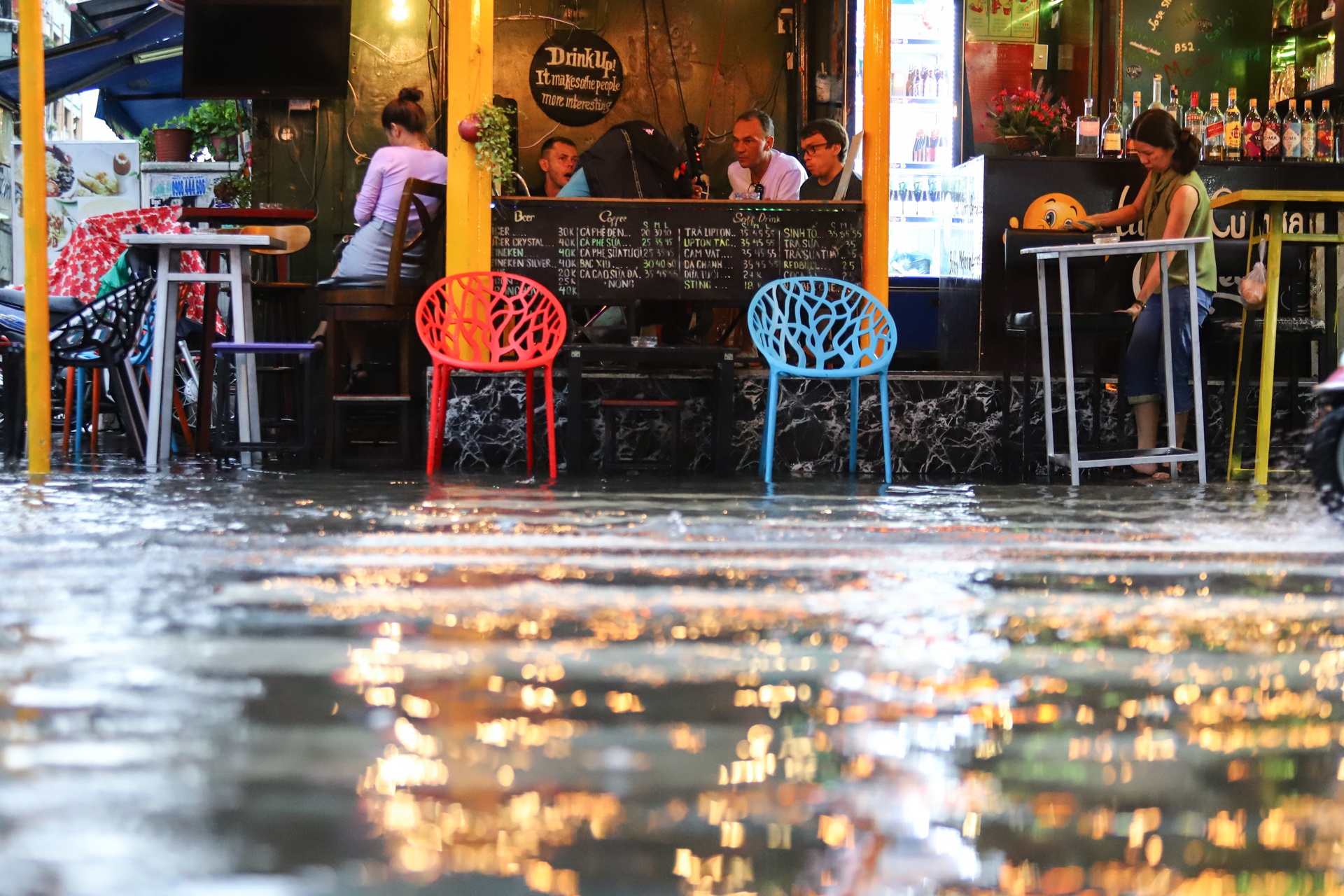 Pho di bo Bui Vien ngap nuoc sau mua lon hinh anh