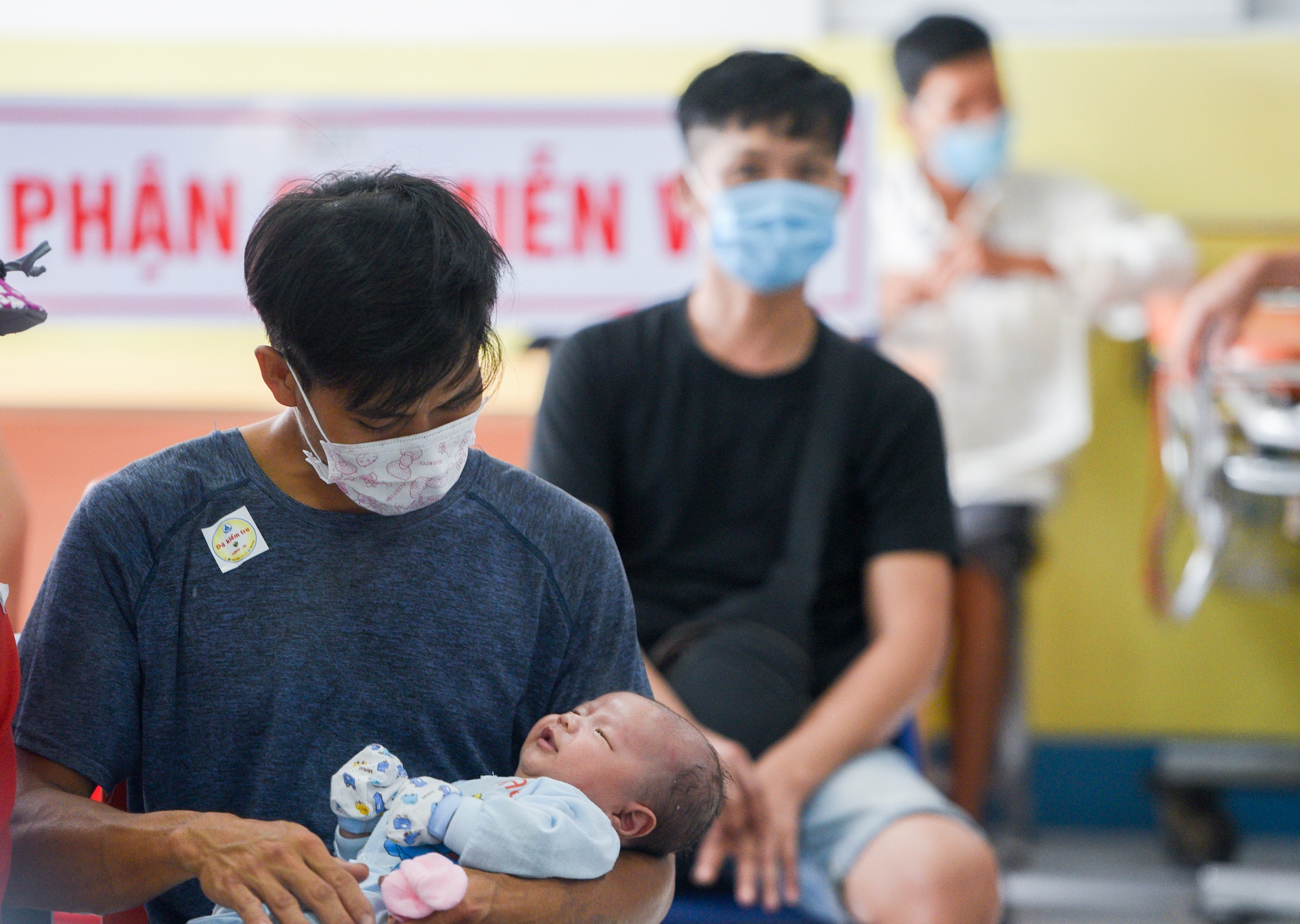 Benh vien o TP.HCM dong nghet tre bi tay chan mieng hinh anh