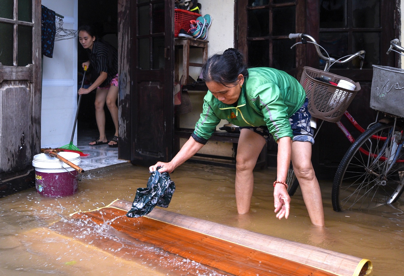 Nguoi dan Dong Hoi don dep nha khi lu rut hinh anh