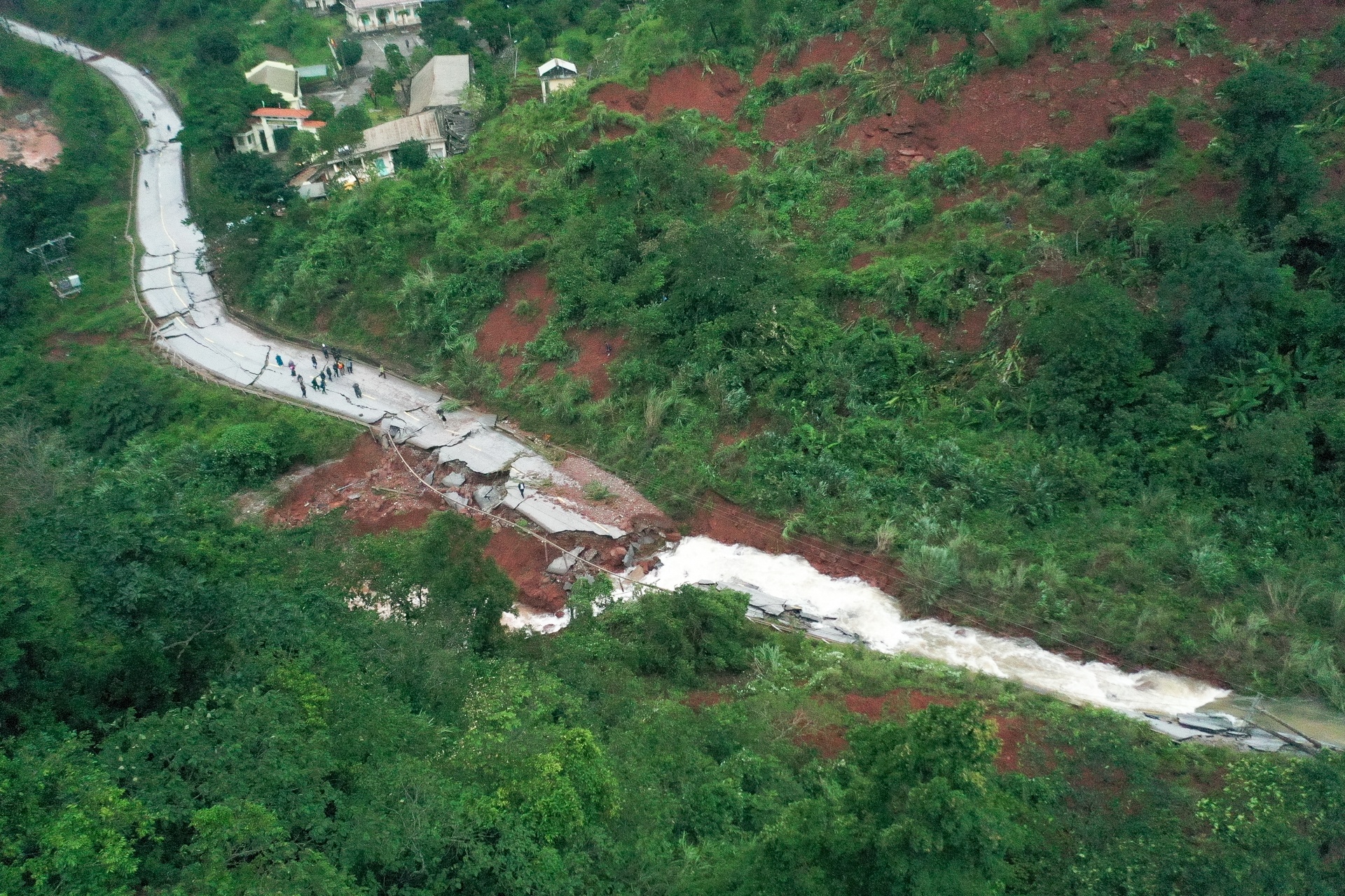 quoc lo 12A dut gay anh 1