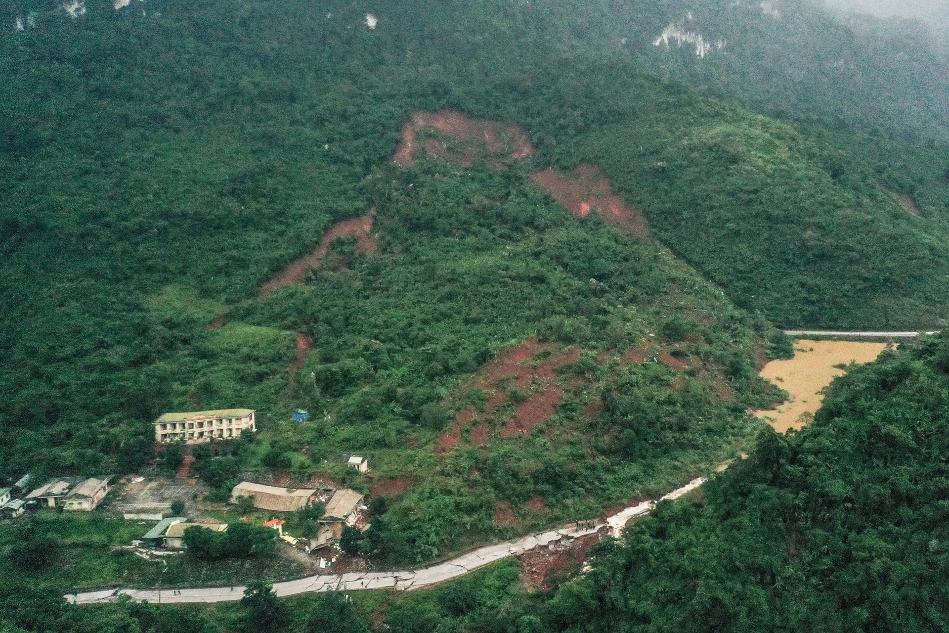 quoc lo 12A sat lo anh 10