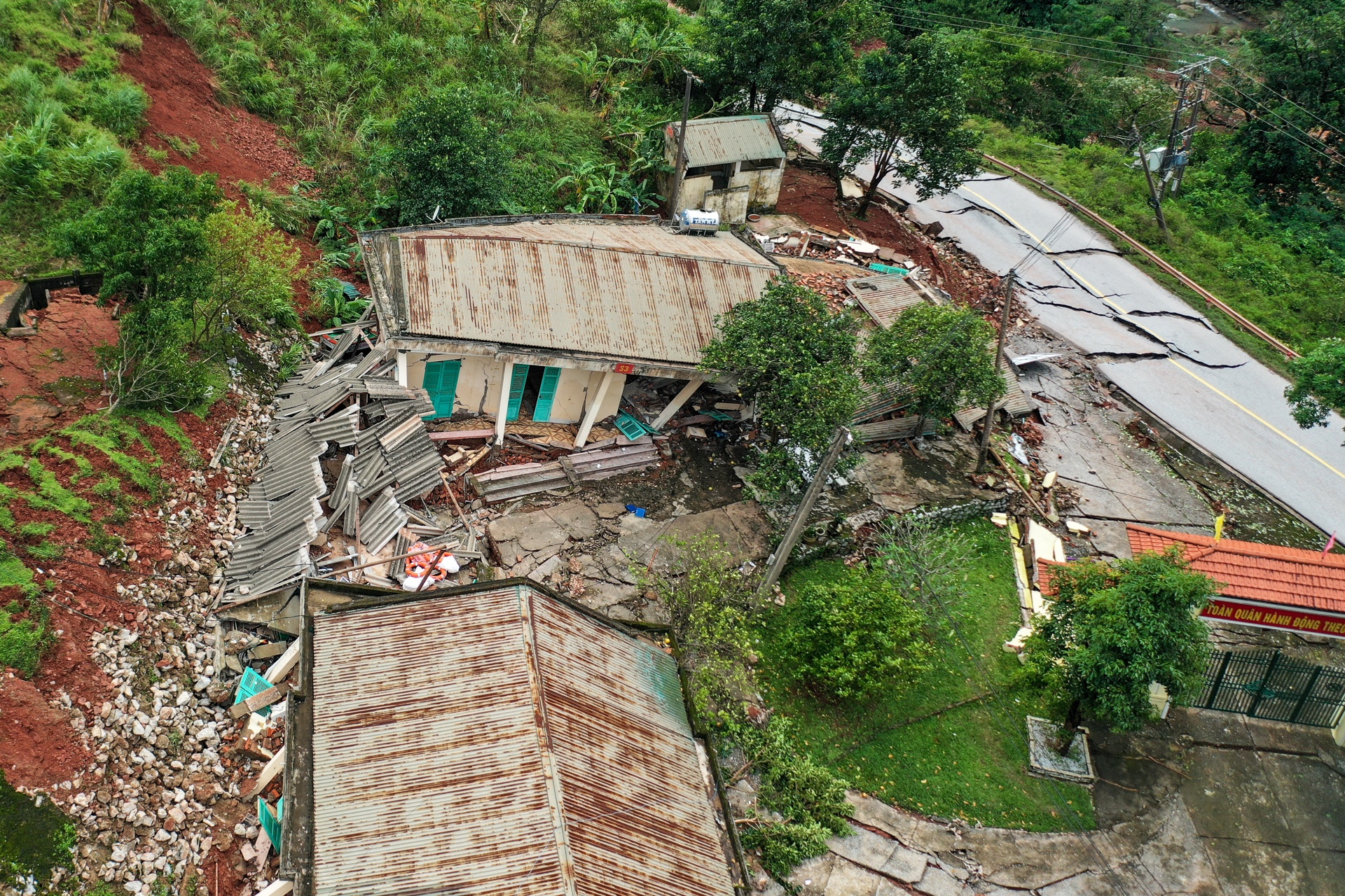 Hien truong vu sat lo tai Don Bien phong Cha Lo hinh anh