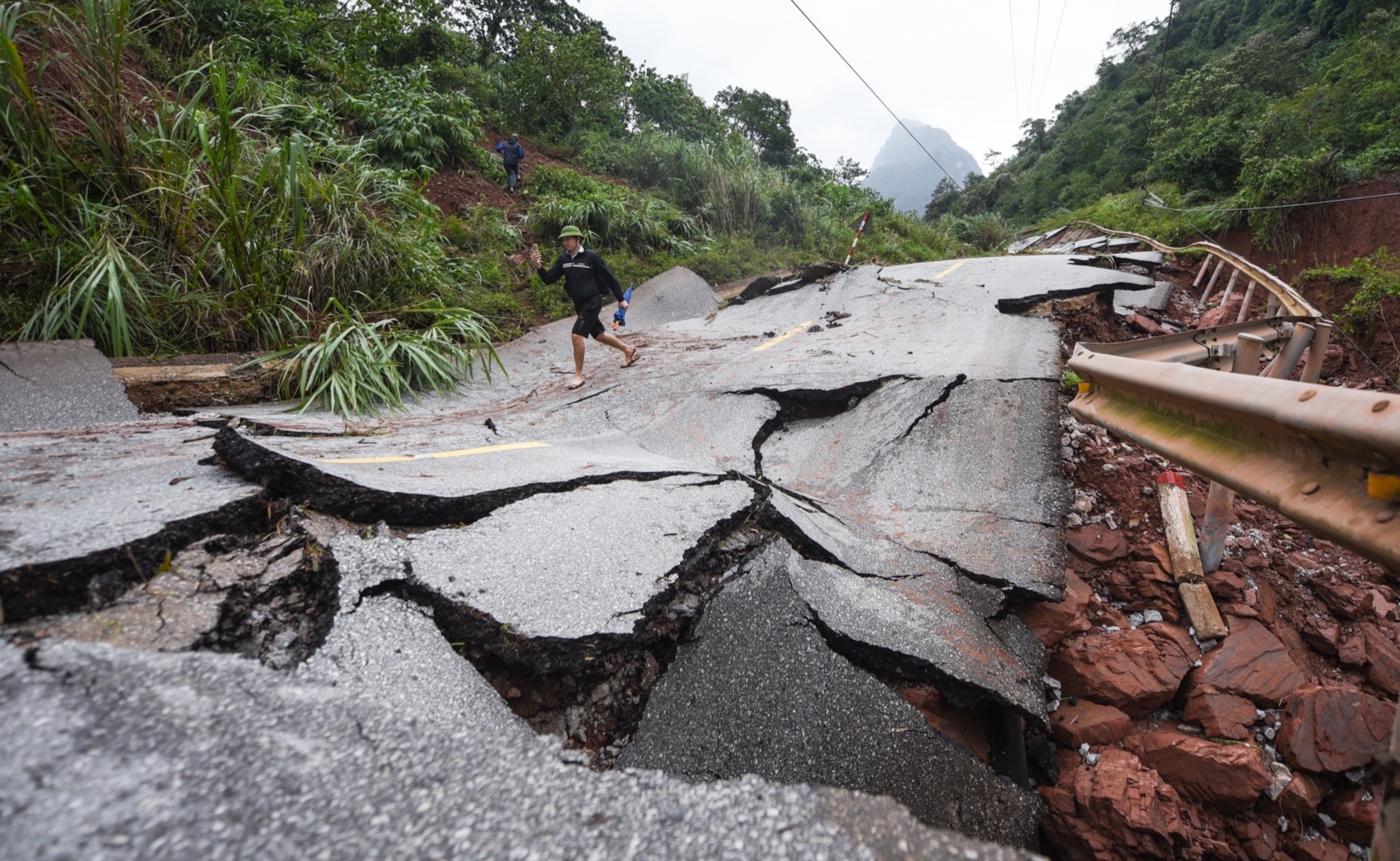 Quoc lo 12A bi nut gay nhu dong dat hinh anh