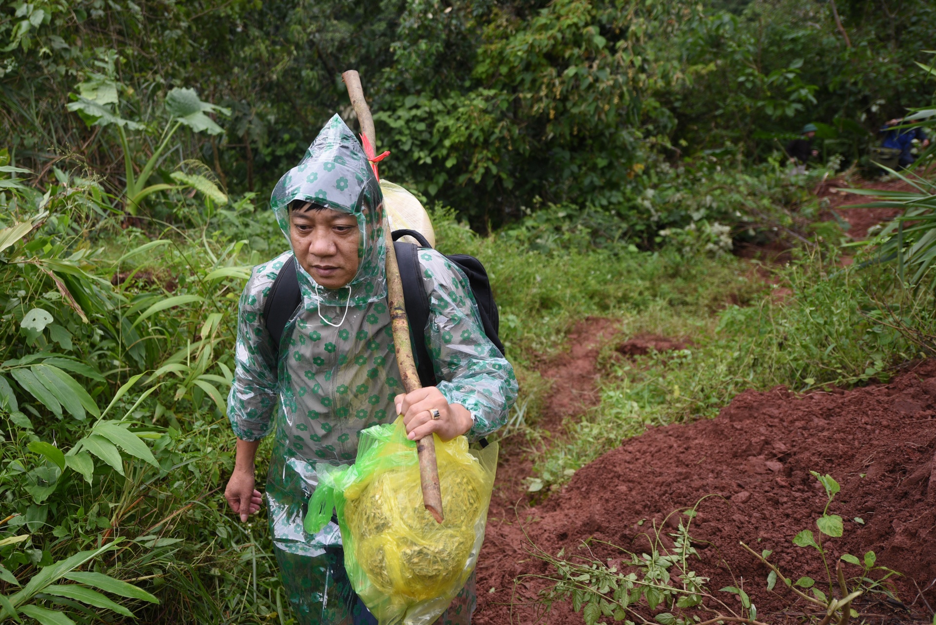 Nguoi dan bang rung, vuot qua doan quoc lo 12A nut gay hinh anh