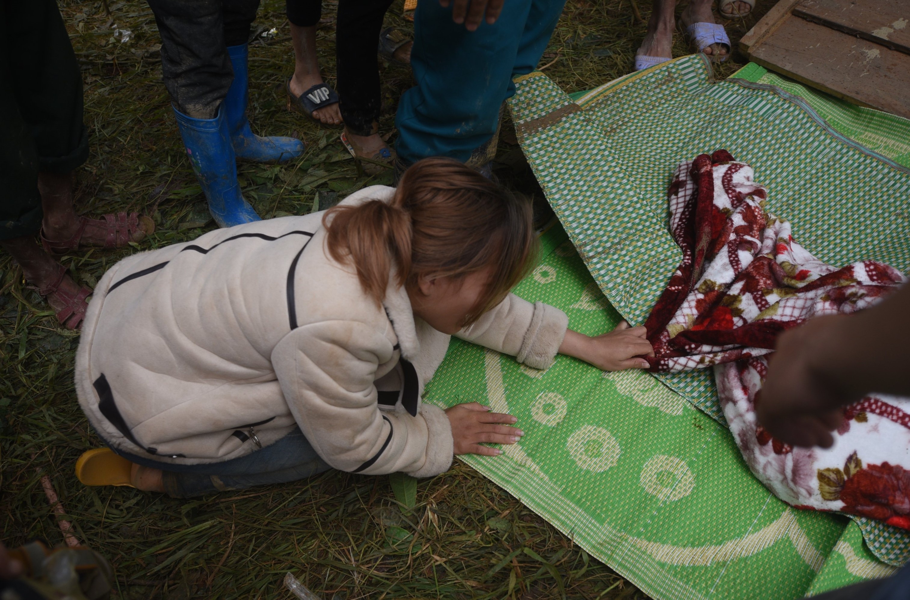 Nguoi than guc khoc ben thi the chau be o Tra Leng hinh anh