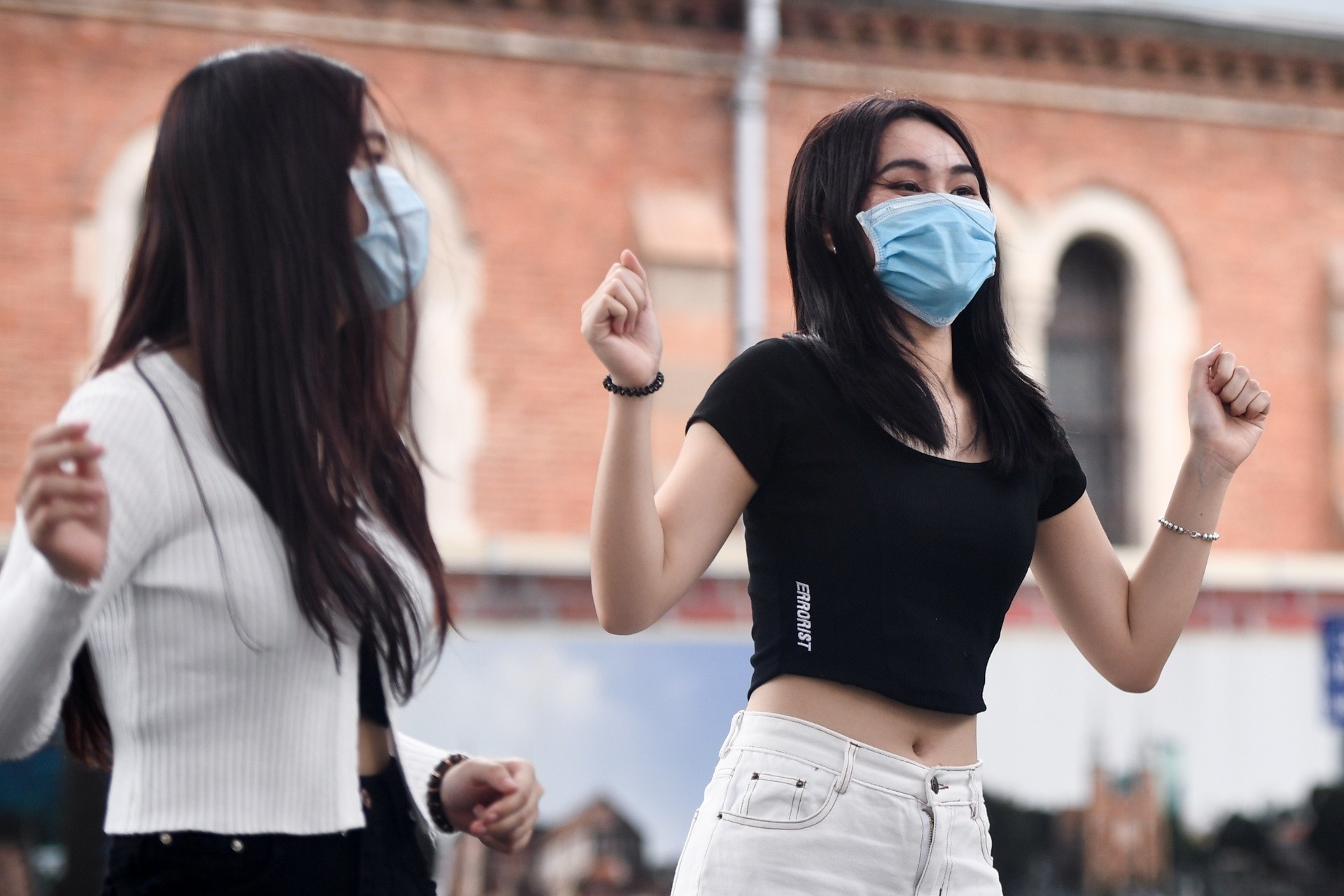 Nguoi dan TP.HCM deo khau trang tap the duc hinh anh