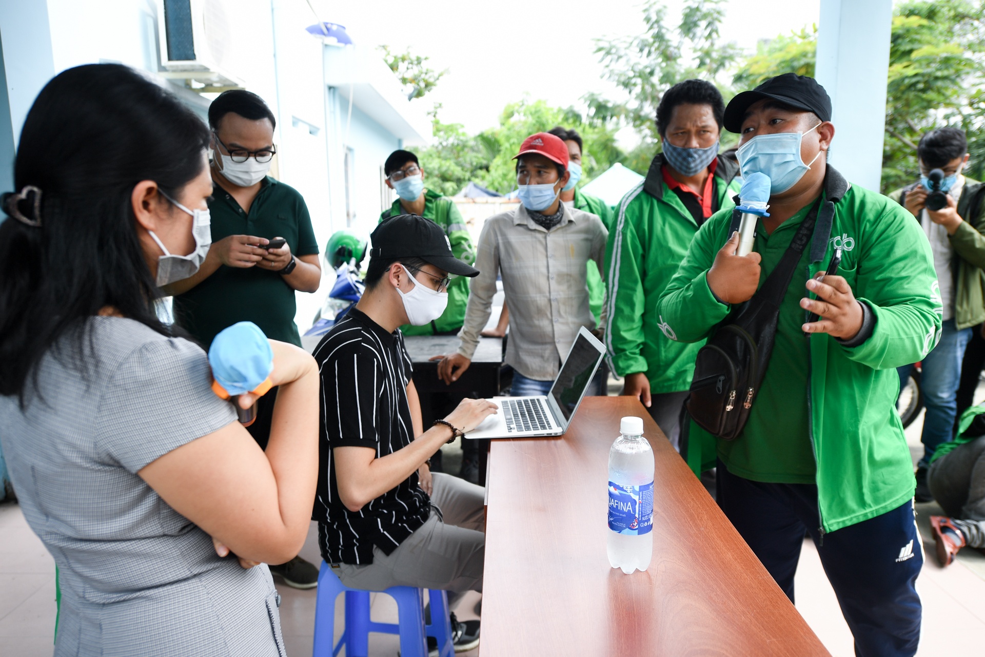 Tai xe Grab dieu hanh khap duong pho Ha Noi anh 14
