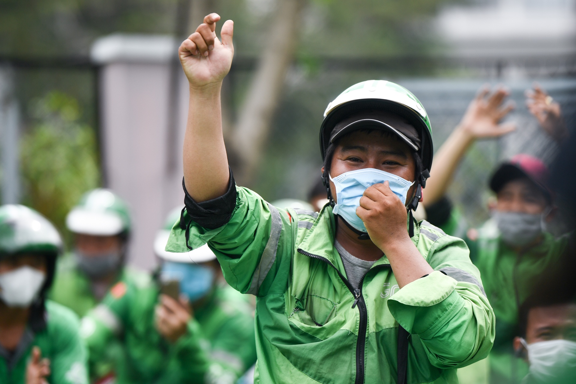 Tai xe Grab dieu hanh khap duong pho Ha Noi anh 16