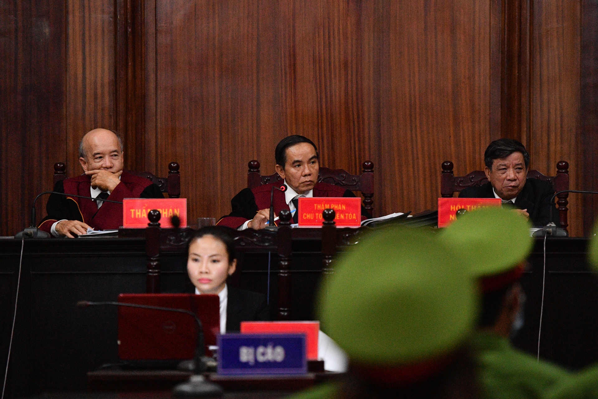 Ut Troc phu nhan cao buoc anh 1