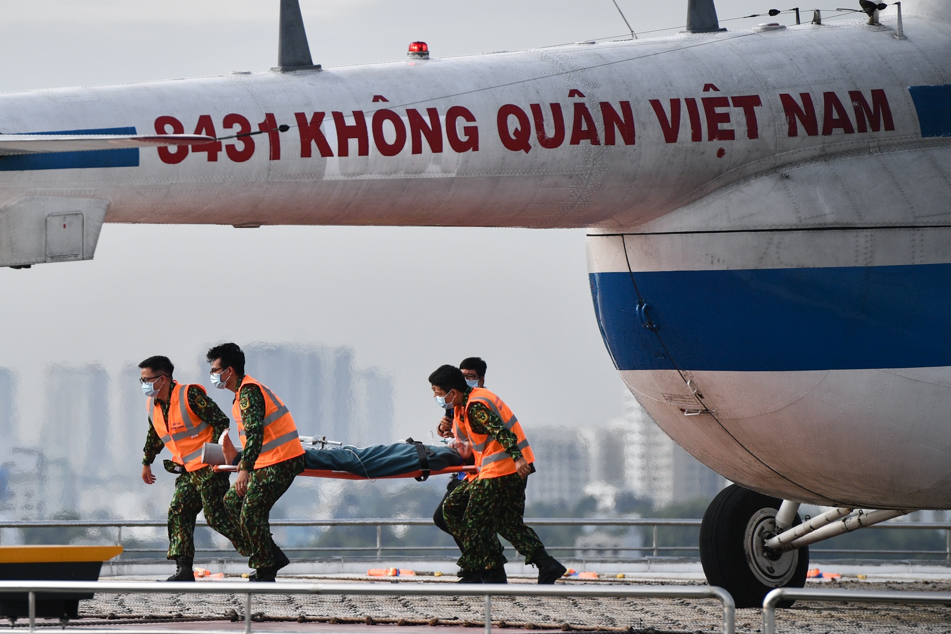 Chuyen bay cap cuu bang truc thang tren bau troi TP.HCM hinh anh