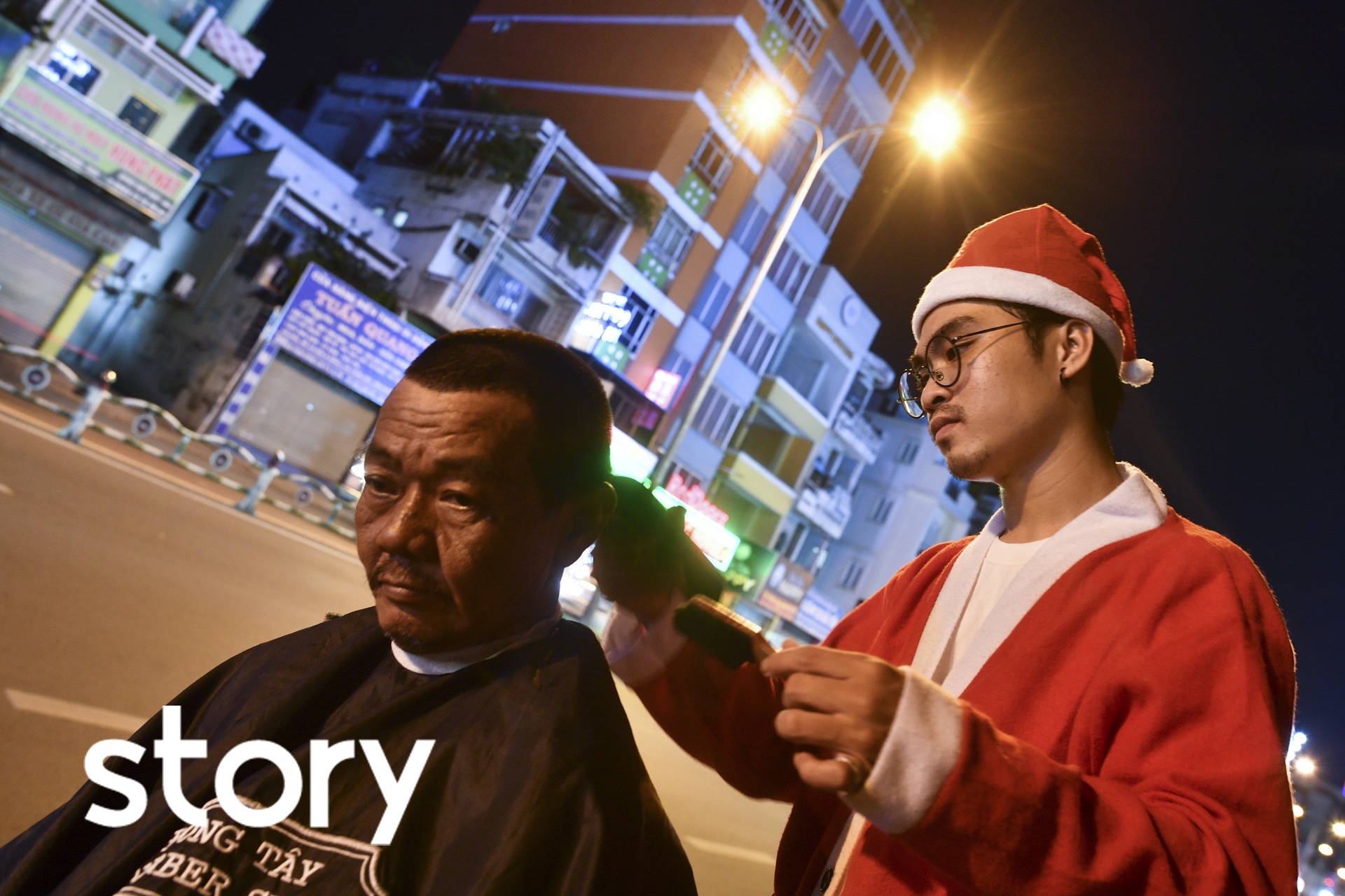 Ong gia Noel cat toc cho nguoi vo gia cu o TP.HCM hinh anh