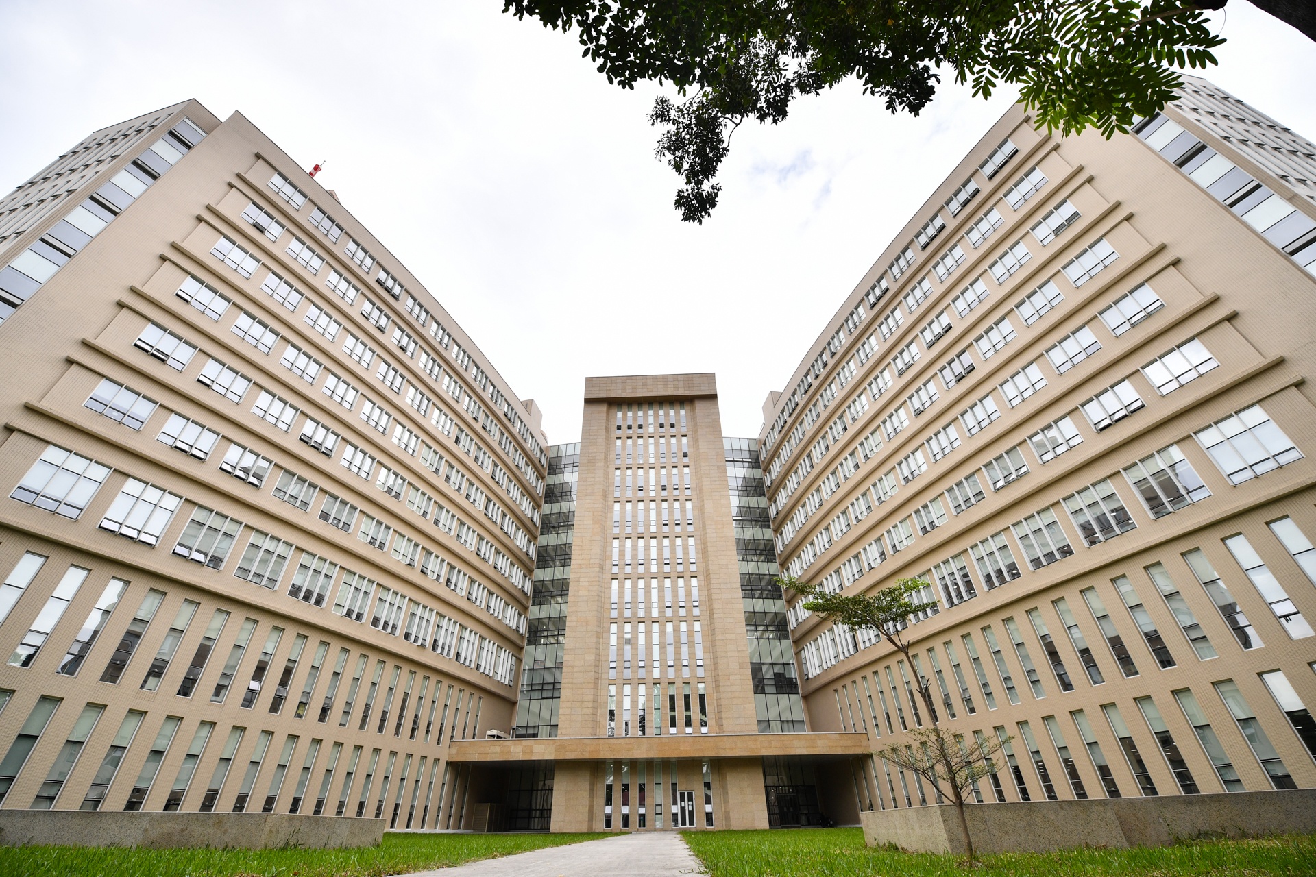 Ben trong benh vien quan doi lon nhat phia Nam hinh anh