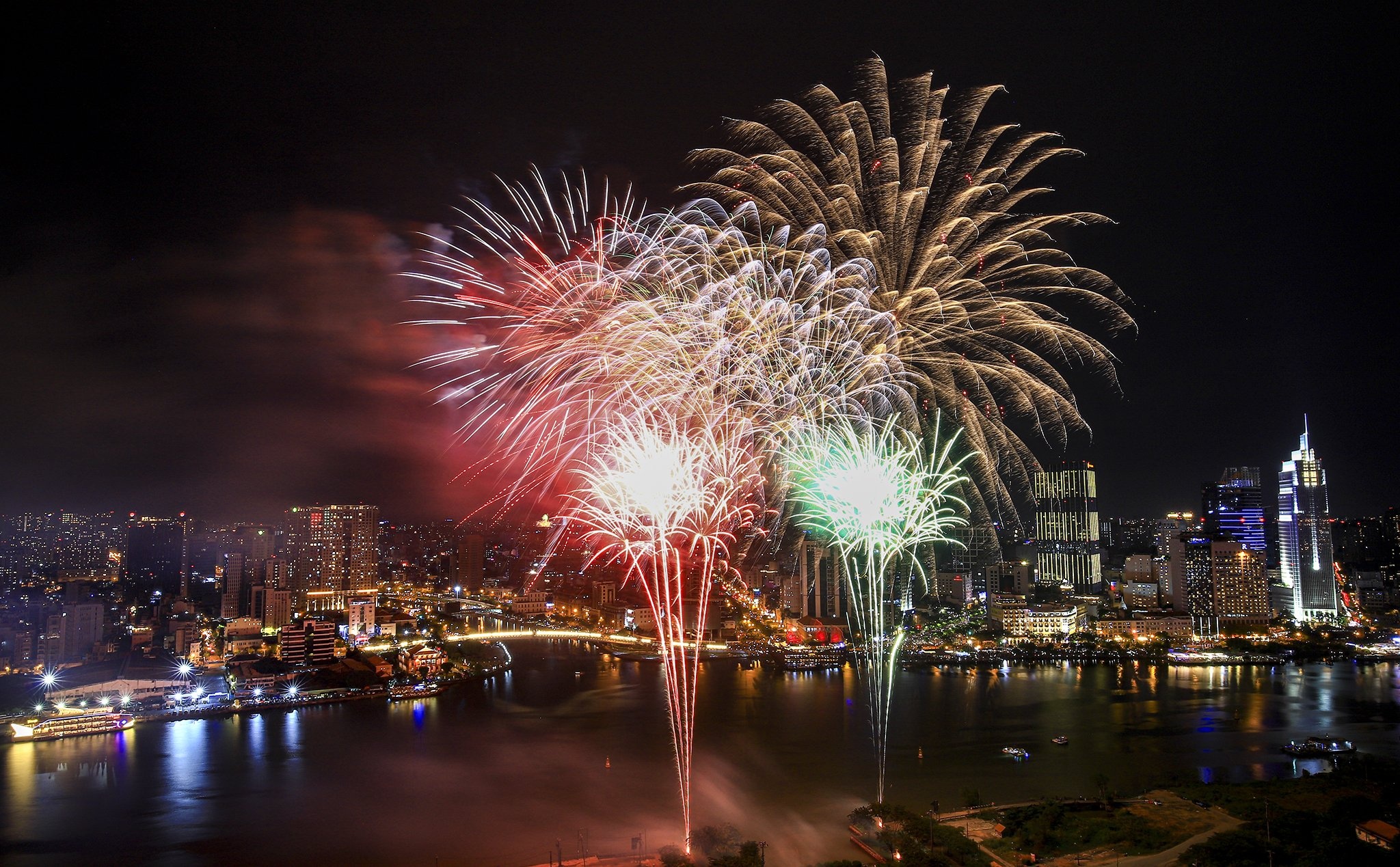 Bau troi ca nuoc ruc ro phao hoa chao don 2021 hinh anh