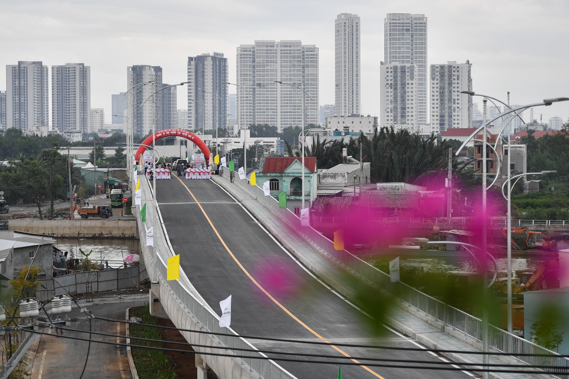 Nguoi dan vui mung khi cau Phuoc Loc thong xe hinh anh