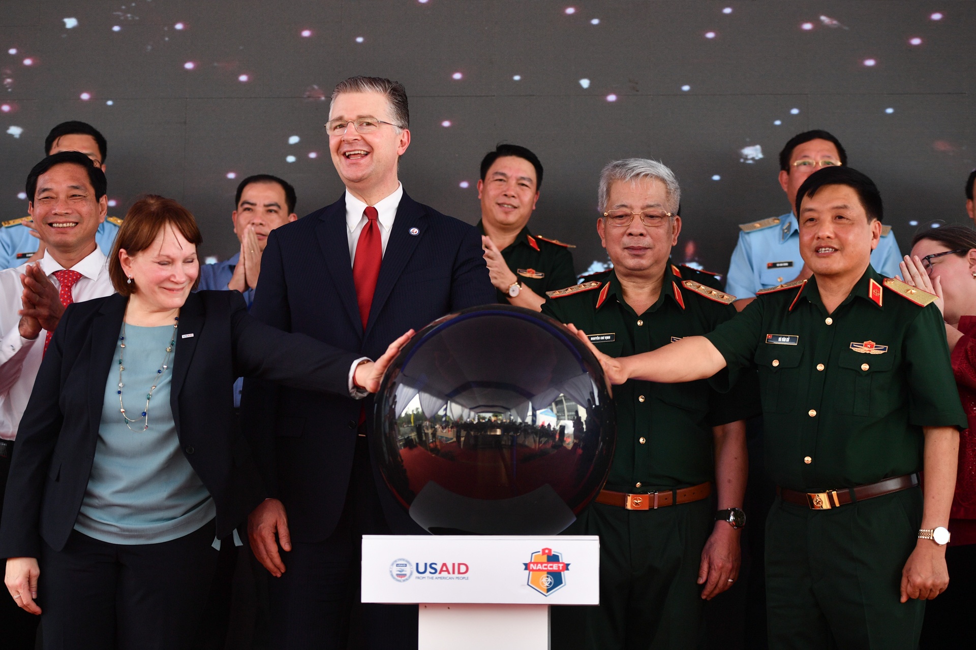 xu ly chat doc mau da cam anh 9