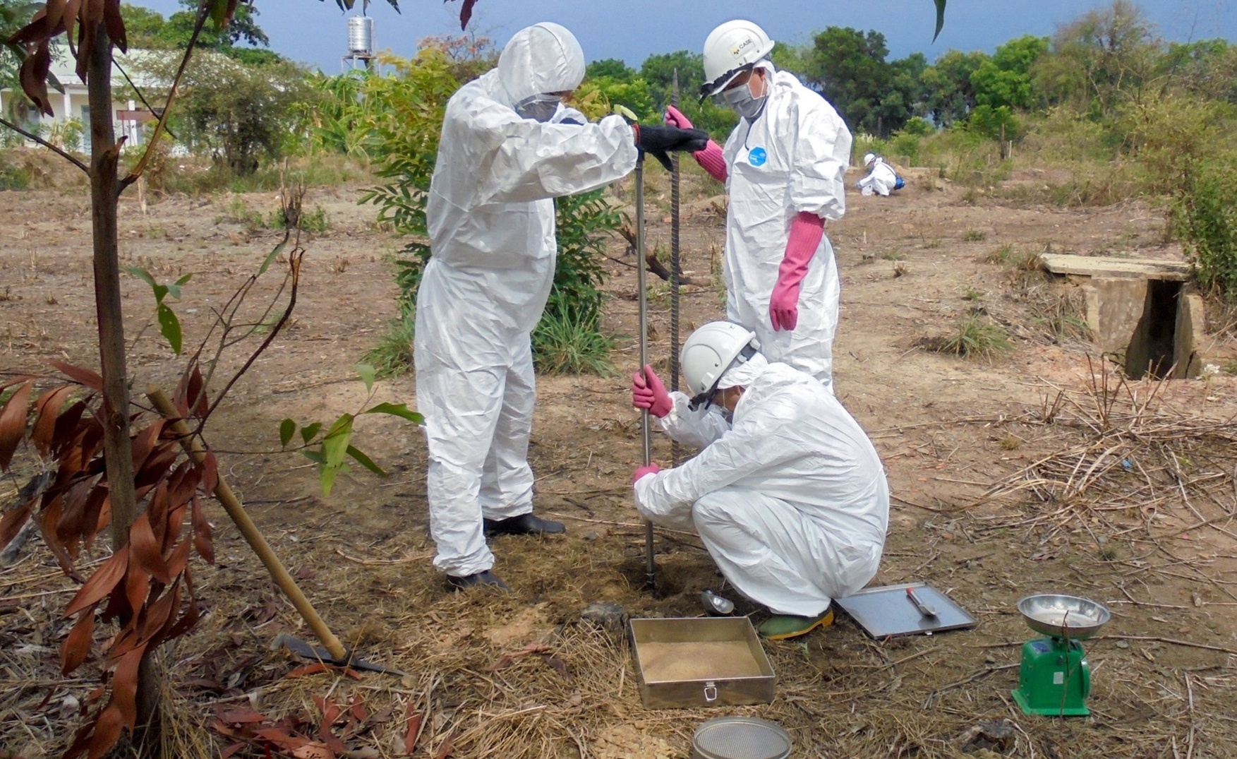 Loai bo hon 1.100 m3 bun dat nhiem dioxin o san bay Bien Hoa hinh anh