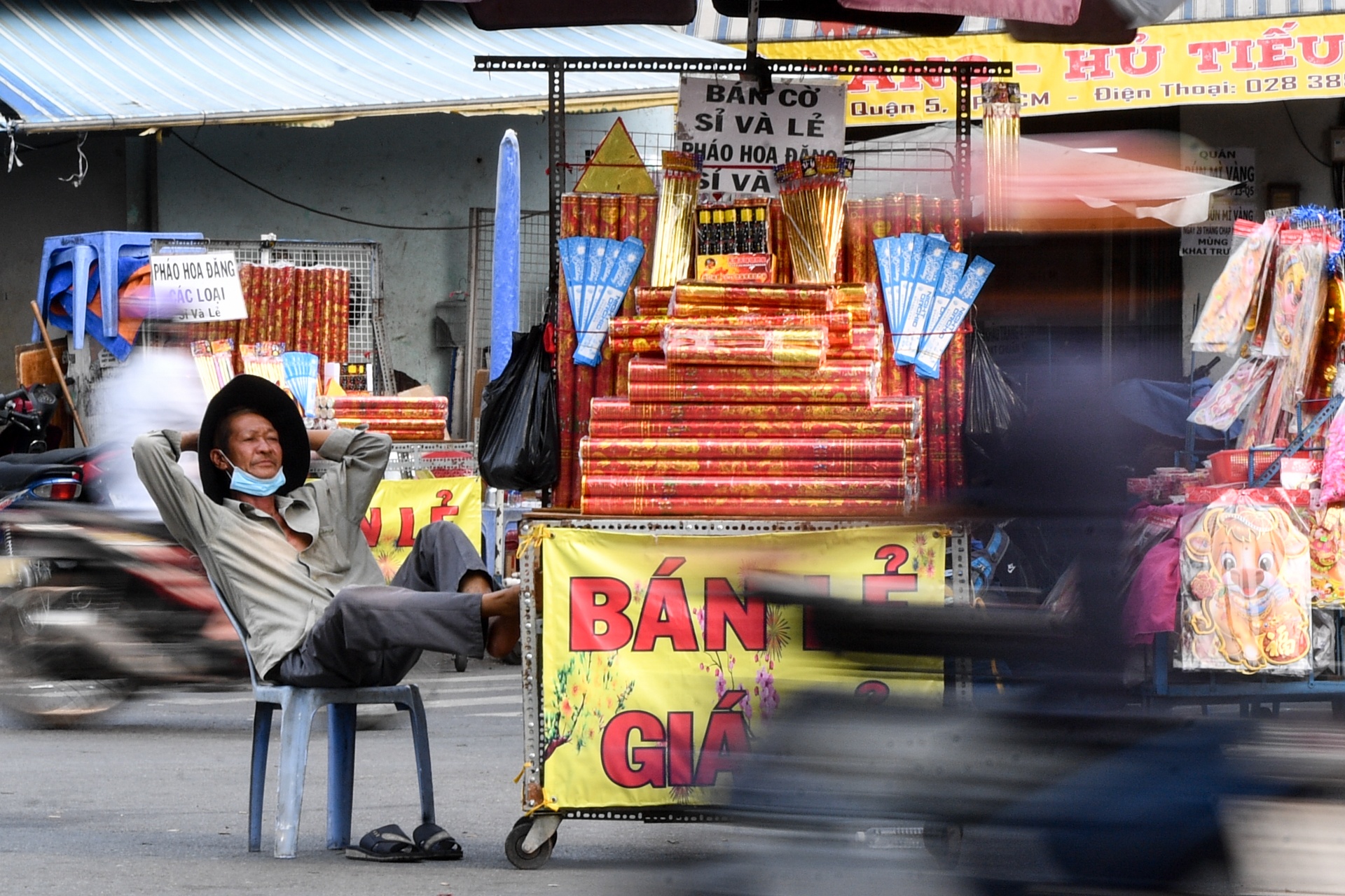 Cho phao lon nhat TP.HCM am dam dip can Tet hinh anh