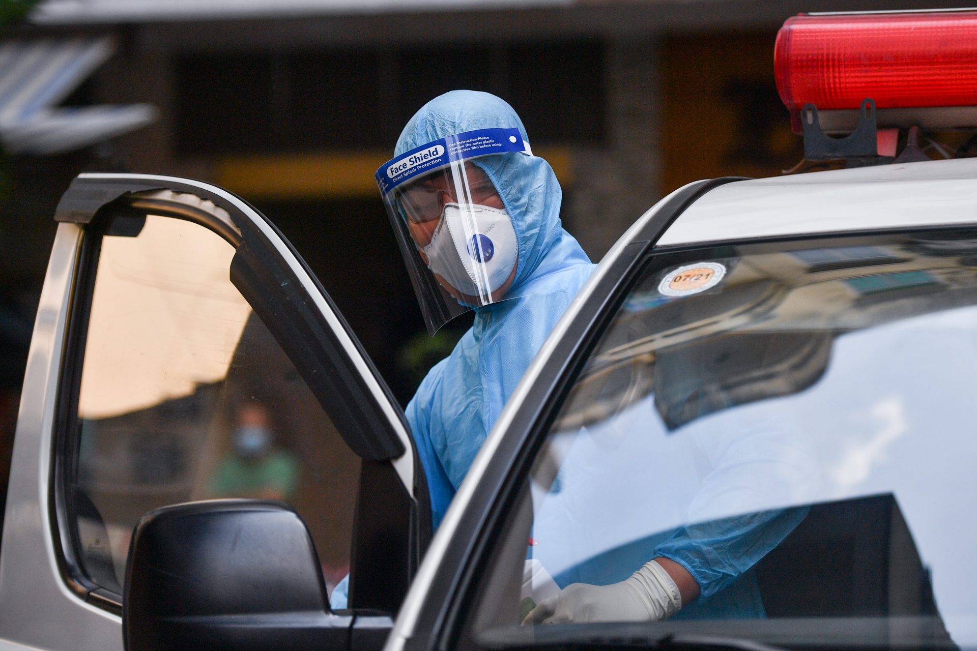 Dua 4 nguoi tiep xuc voi BN1883 tai Bui Vien di cach ly hinh anh