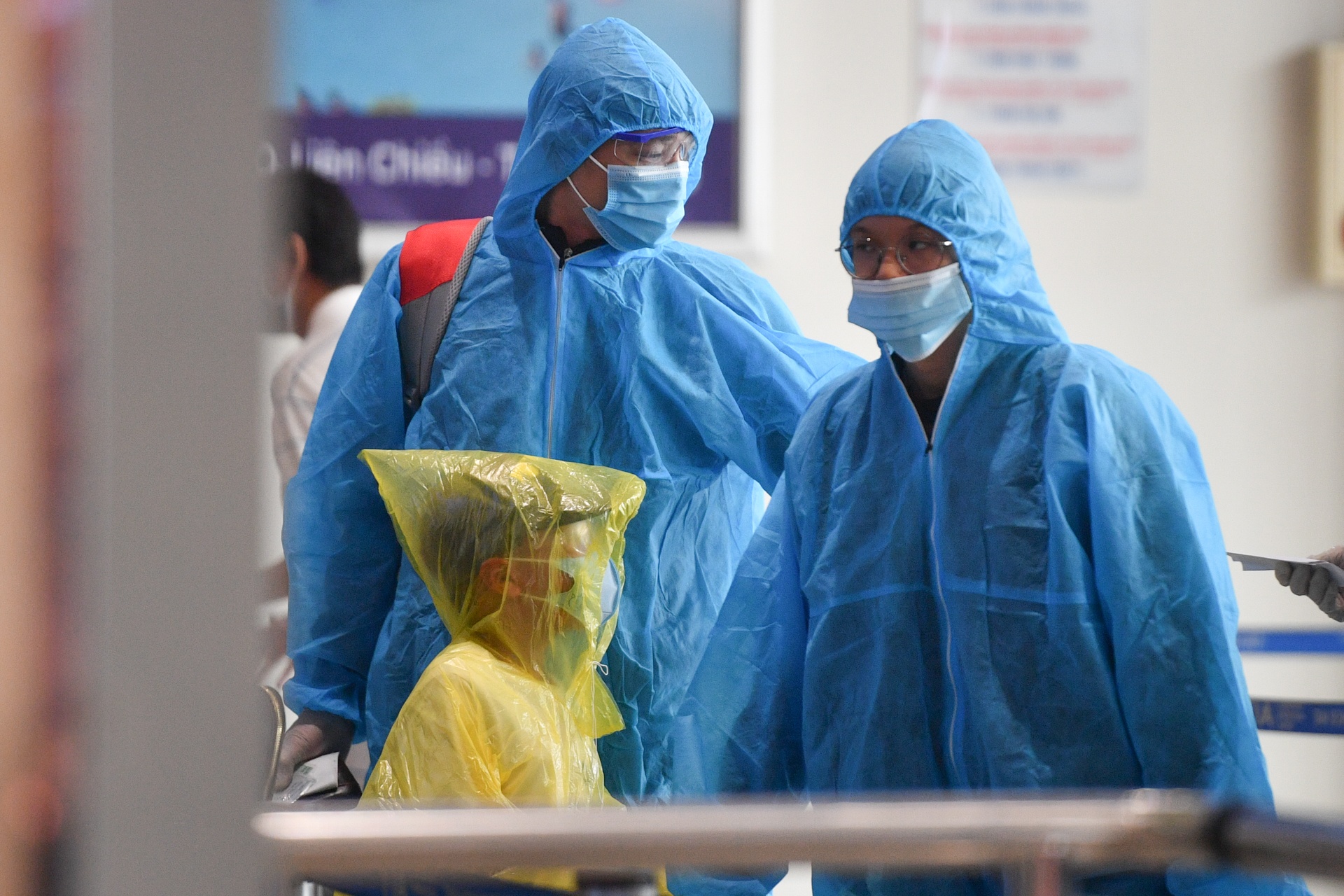 Hanh khach bao ho kin nguoi o san bay Tan Son Nhat hinh anh