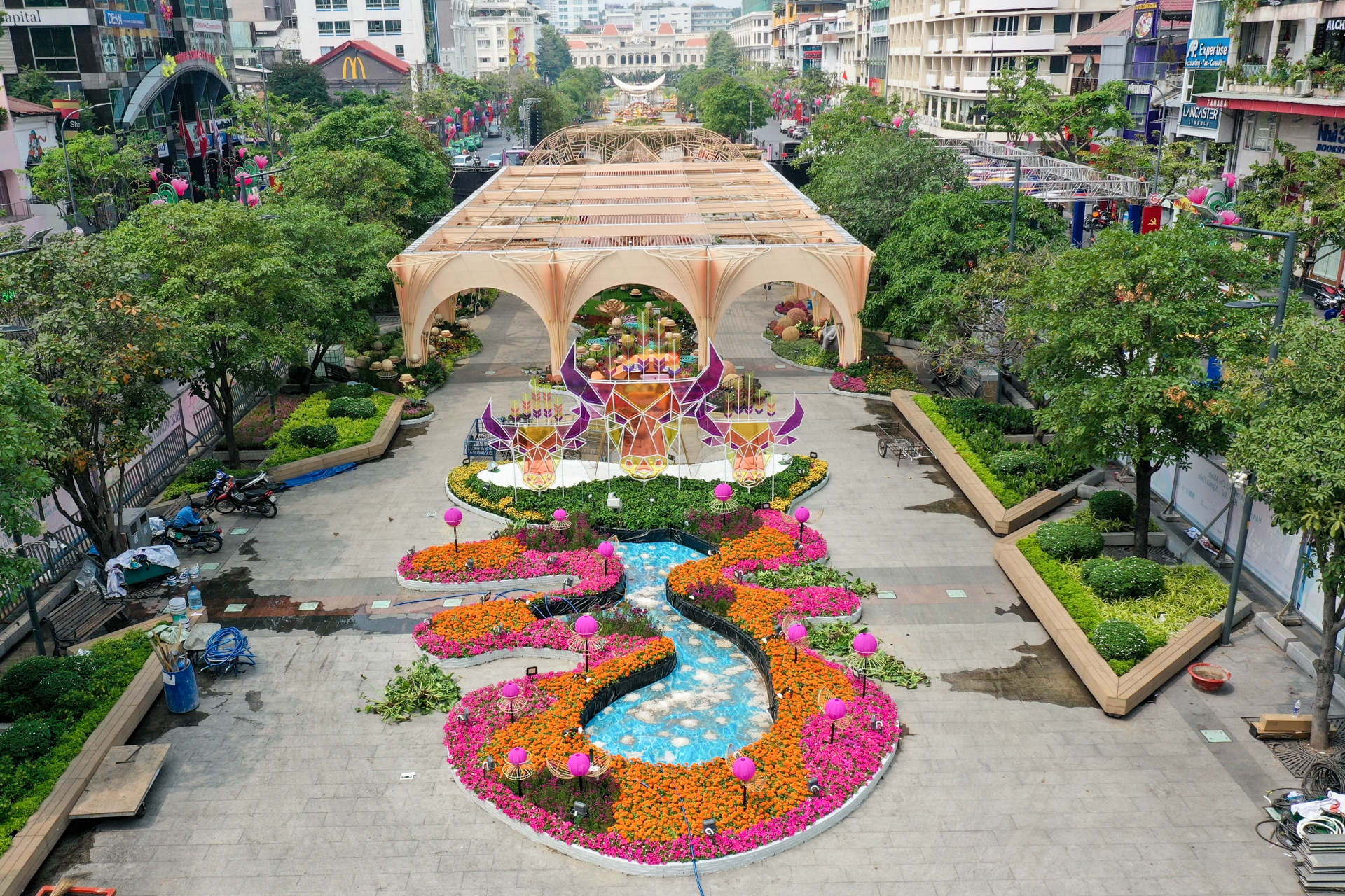 Duong hoa Nguyen Hue truoc gio don khach hinh anh