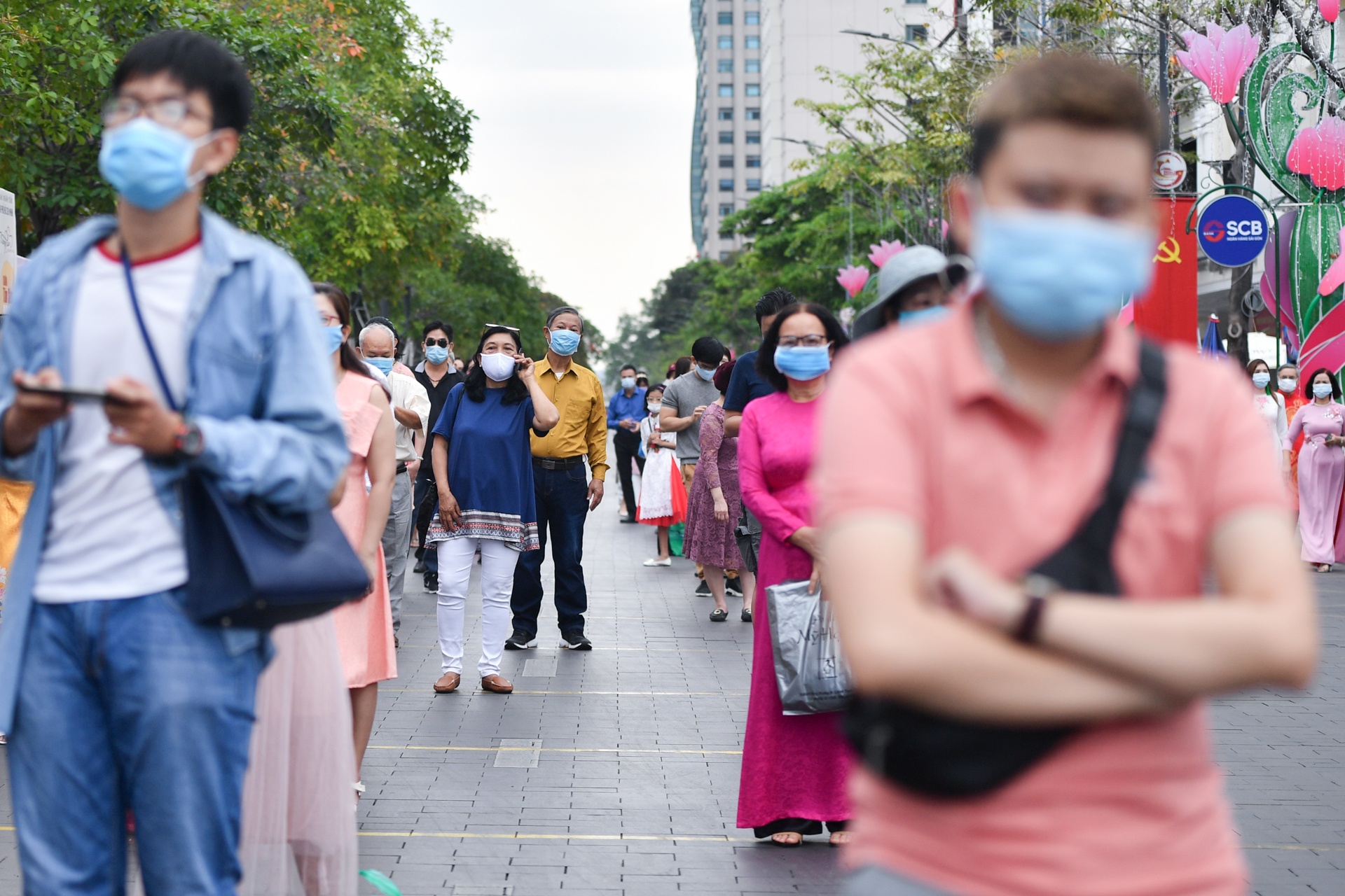 xep hang vao duong hoa Nguyen Hue anh 2