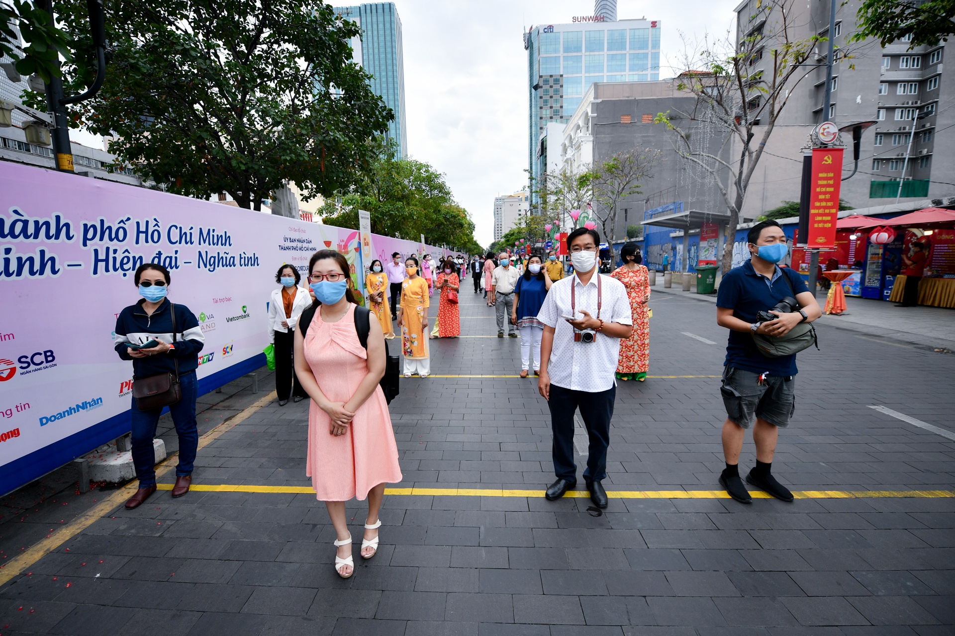 xep hang vao duong hoa Nguyen Hue anh 1
