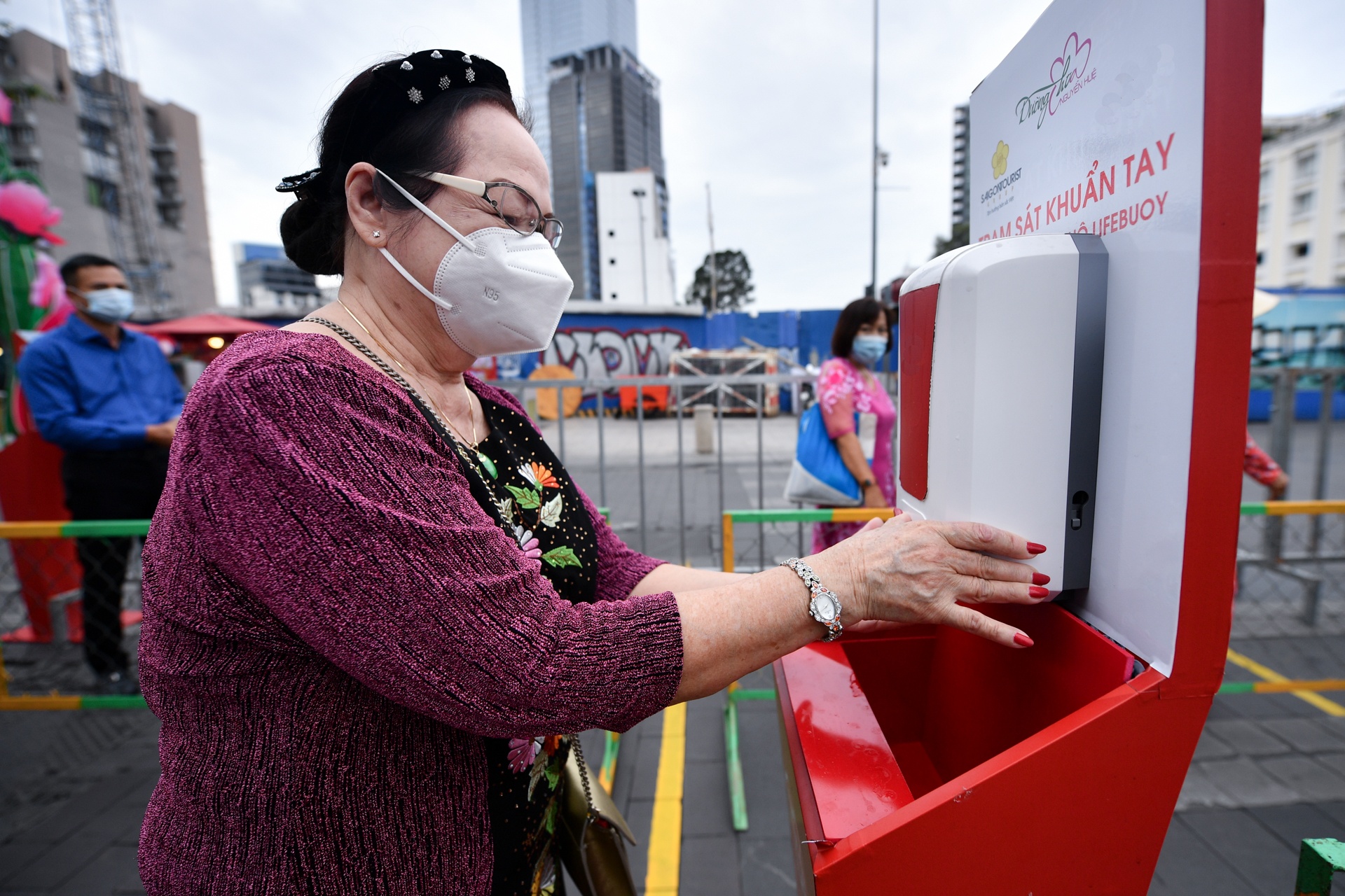 xep hang vao duong hoa Nguyen Hue anh 4