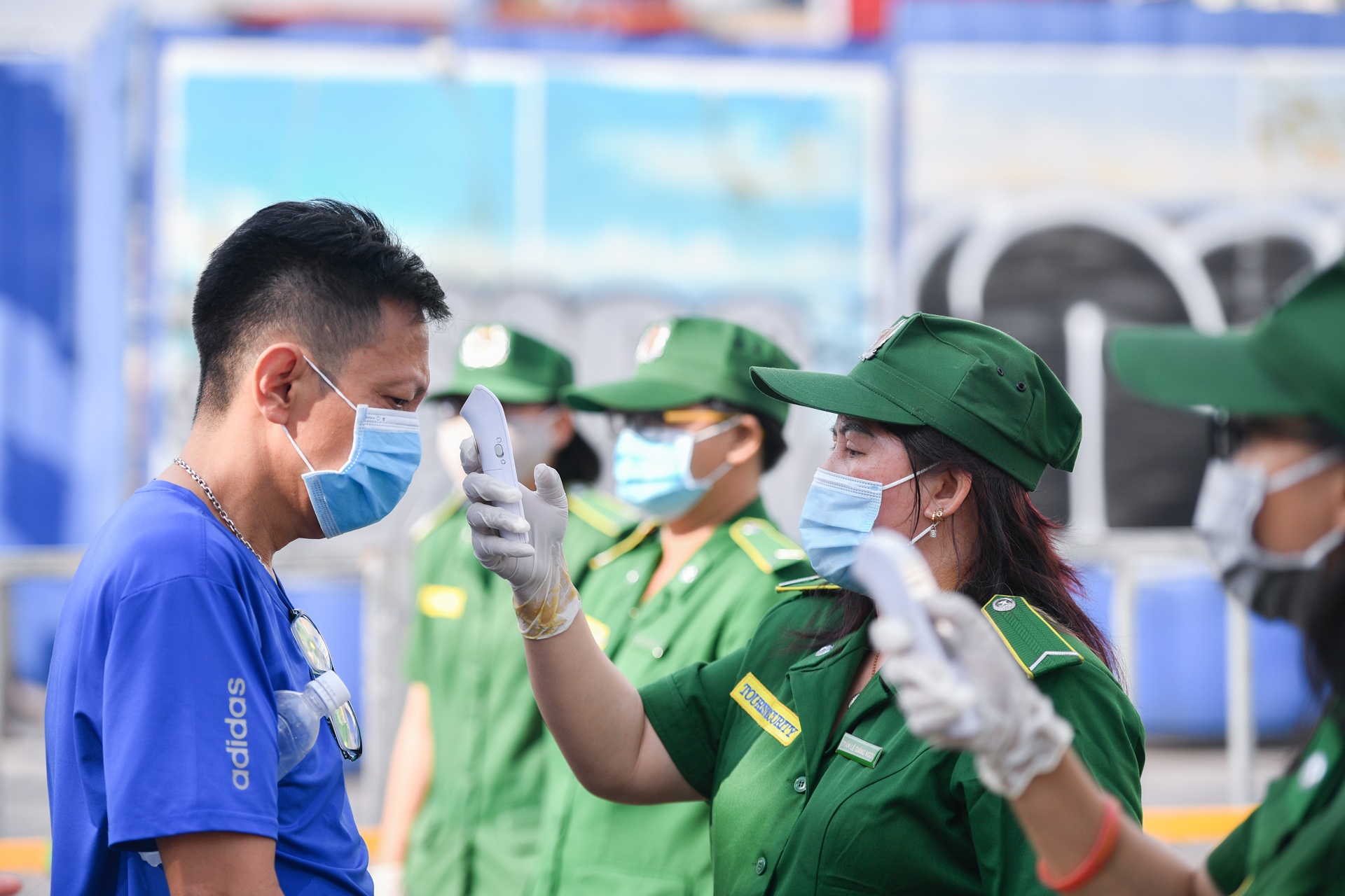 xep hang vao duong hoa Nguyen Hue anh 5