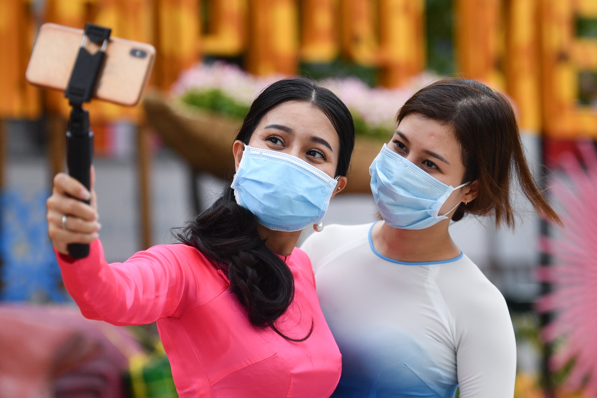 Nguoi dan TP.HCM deo khau trang check-in tai duong hoa Nguyen Hue hinh anh