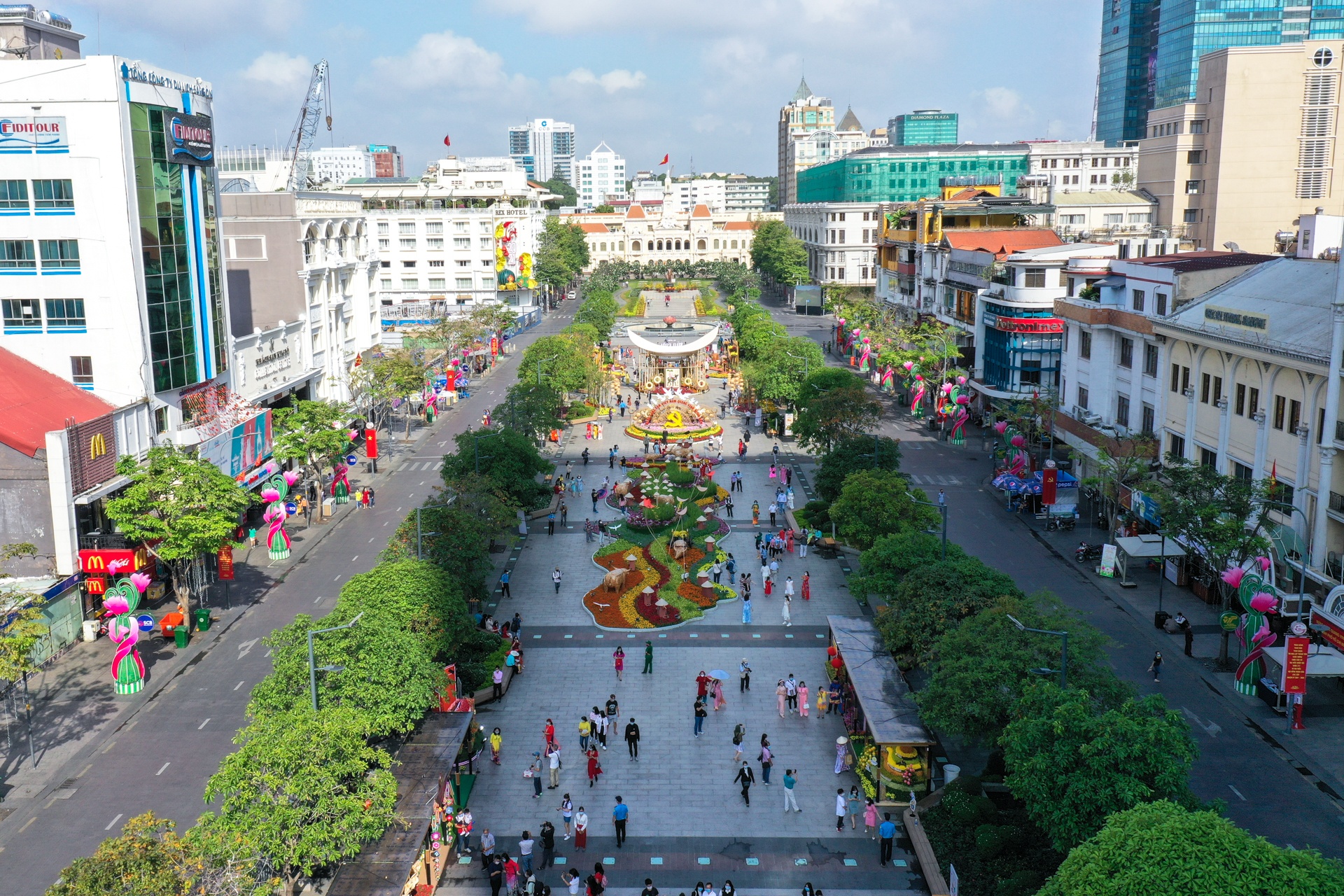 xep hang vao duong hoa Nguyen Hue anh 9