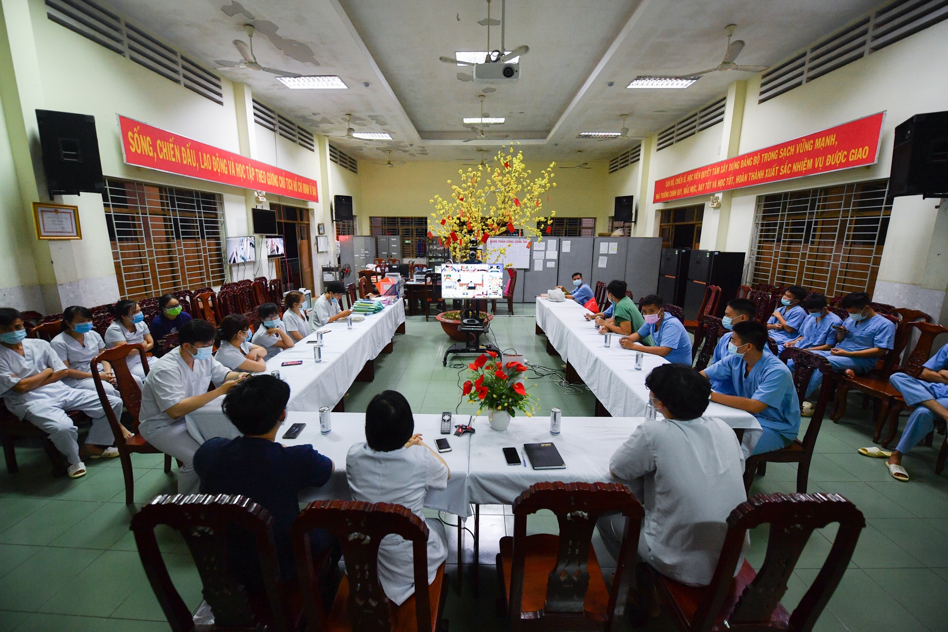 Tet tai khu dieu tri Covid-19 TP.HCM anh 19