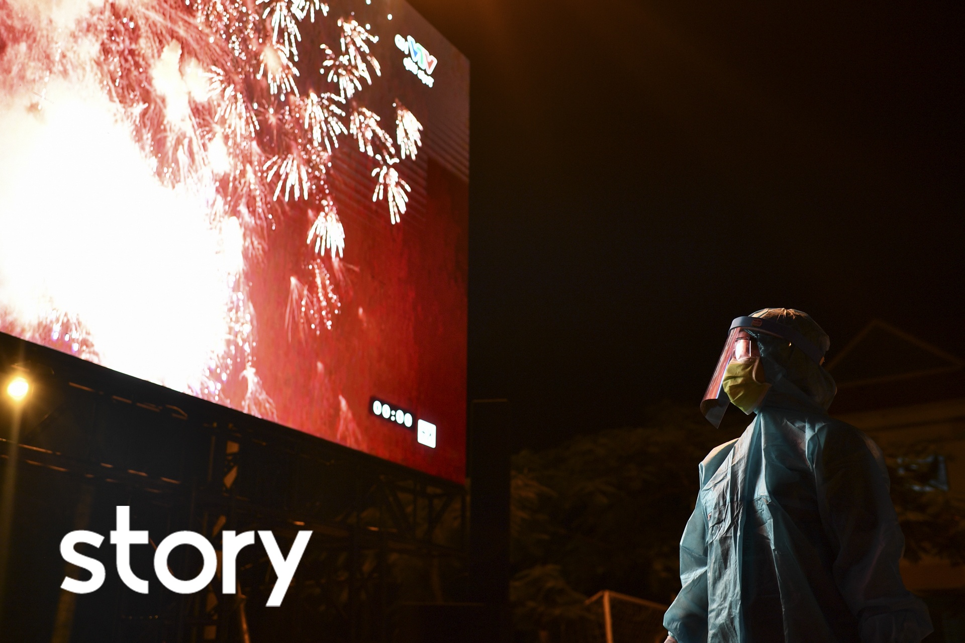 Dem giao thua cua bac si chong dich Covid-19 tai TP.HCM hinh anh