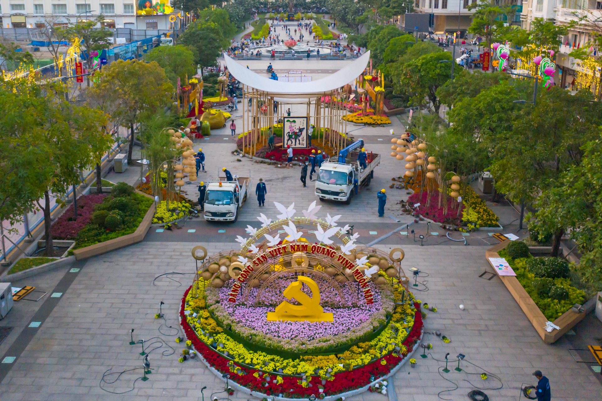 500 cong nhan thao do duong hoa Nguyen Hue hinh anh