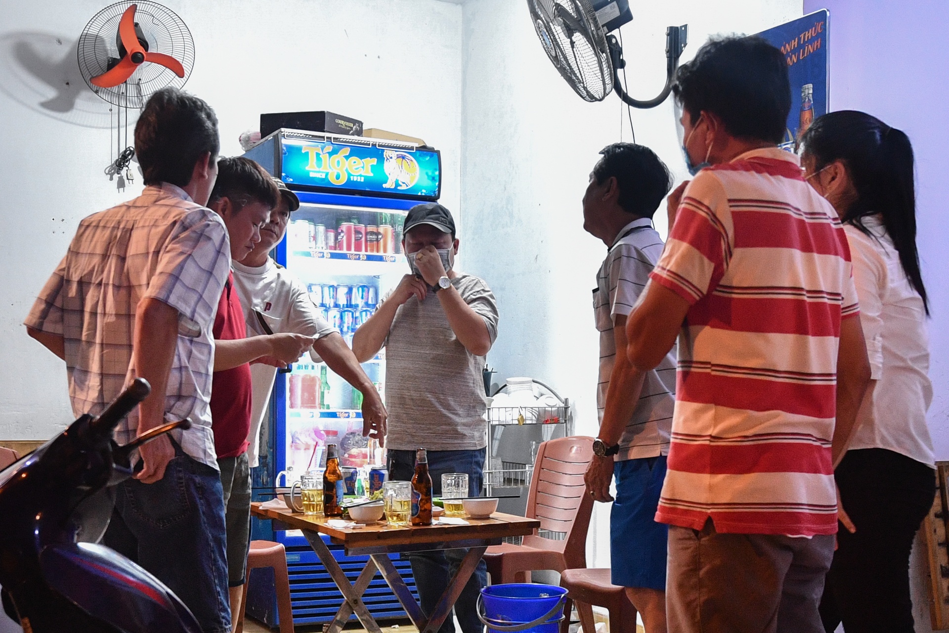 quan nhau dong duc dich Covid-19 anh 4