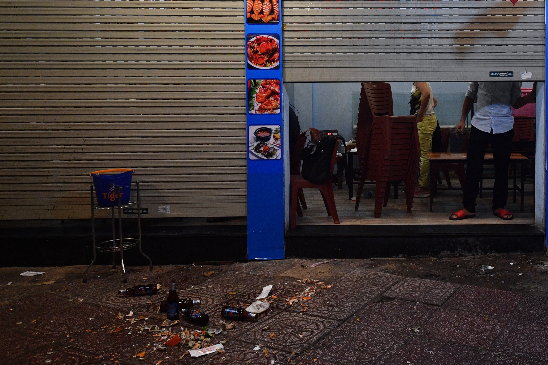 quan nhau dong duc dich Covid-19 anh 6