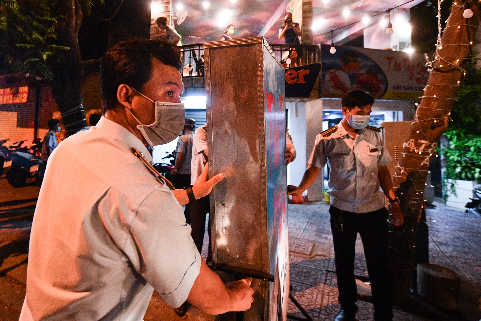 Xu phat cac quan nhau o TP.HCM vi pham quy dinh phong dich Covid-19 hinh anh