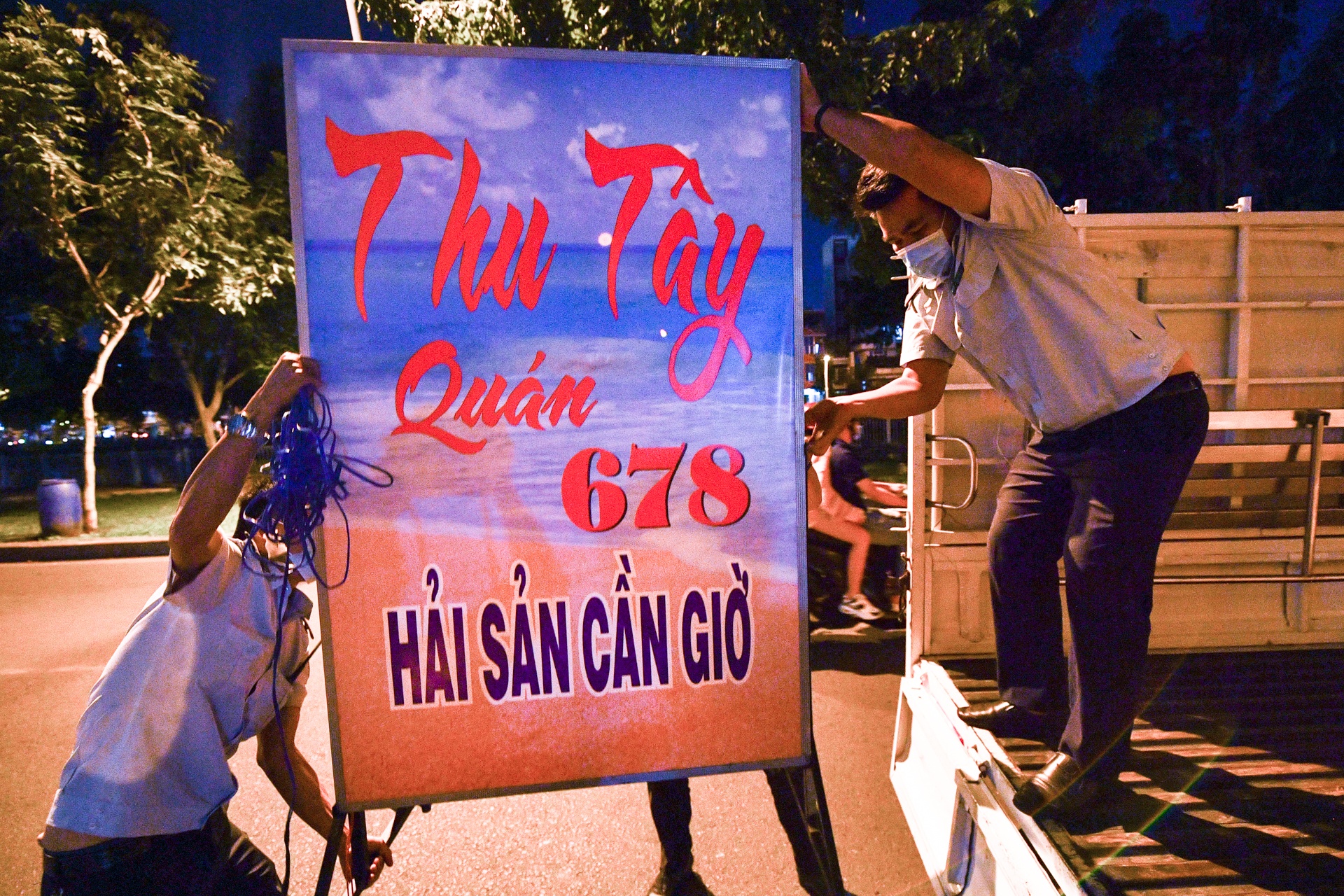 quan nhau dong duc dich Covid-19 anh 8