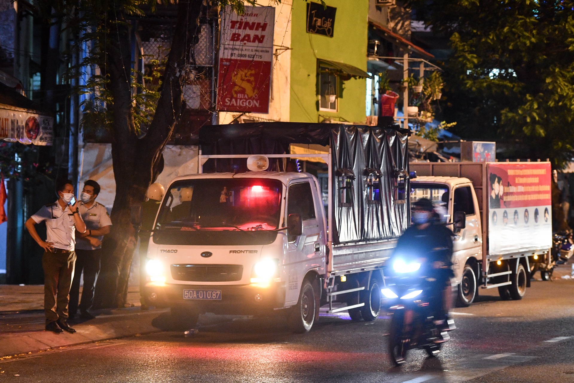 quan nhau dong duc dich Covid-19 anh 1