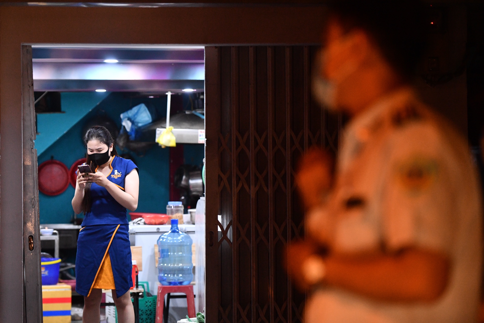 quan nhau dong duc dich Covid-19 anh 9