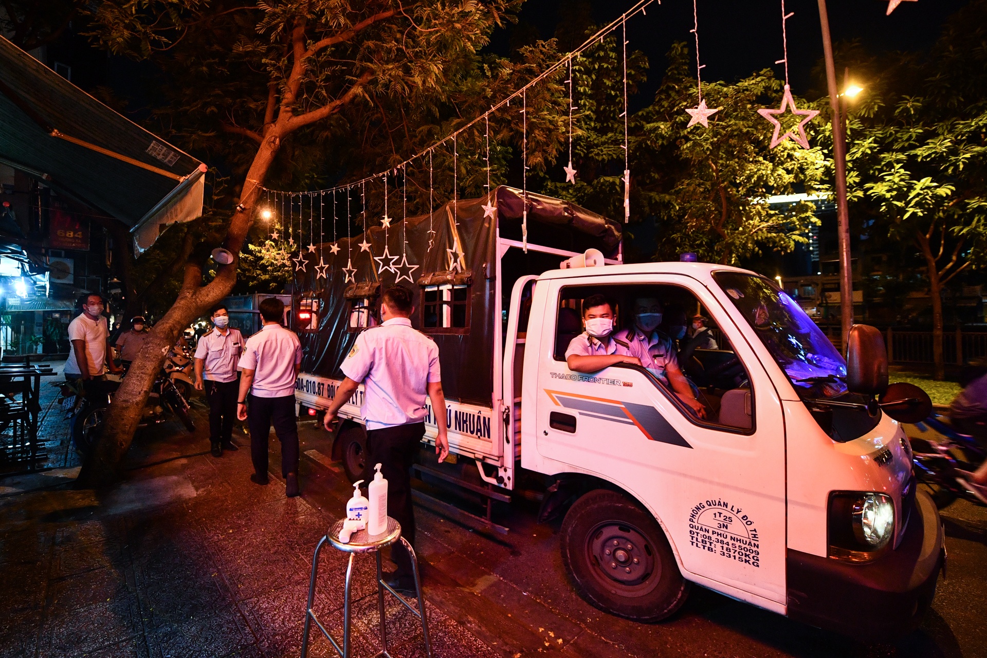 quan nhau dong duc dich Covid-19 anh 2